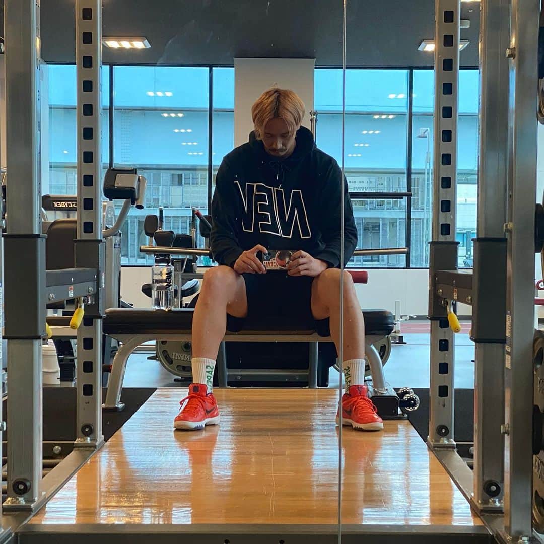 のインスタグラム：「training😤💪 明日は筋肉痛だわ。  @asics.sc.tb  低酸素キツい。。  NEWERA  performance apparel スウェットプルオーバーフーディー ドライスウェットショートパンツ  COOLERA™️(クールエラ) ニューエラオリジナルの吸汗速乾性素材！ めっちゃいい👍  #newera  #newerajapan  #performanceapparel  #ニューエラ  #パフォーマンスアパレル #スウェット生地」