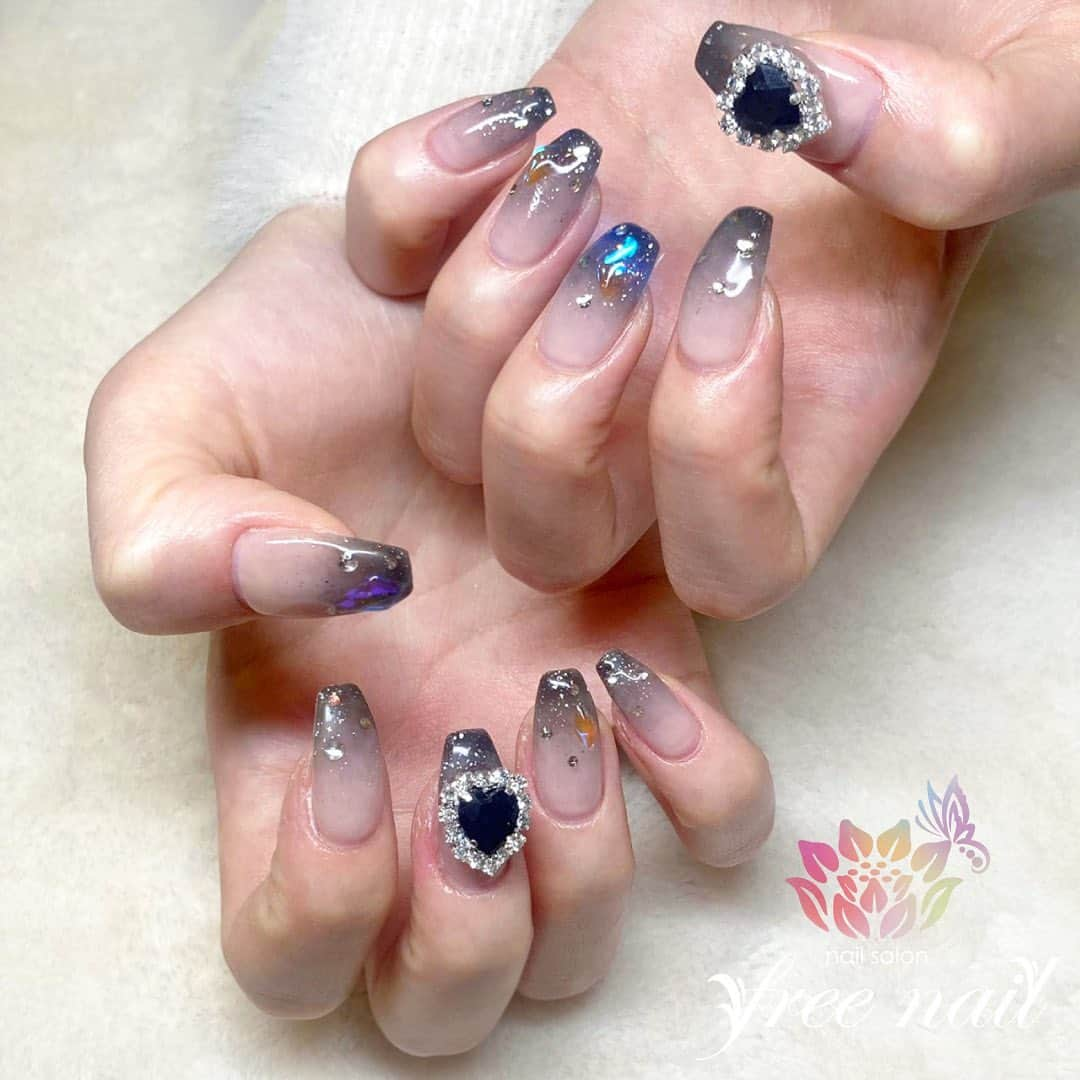 free nail フリーネイルのインスタグラム：「. お客様ネイル💅🏻🪷 . くすみグラデーション🪐🌌 . 宝石パーツが素敵🥹 . ご来店ありがとうございました🙇🏻‍♀️🙇🏻‍♀️🙇🏻‍♀️💗 . #ネイルアート #ジェルネイル #ネイルサロン #大阪ネイルサロン #ネイルデザイン #ネイルチェンジ #グラデーションネイル #ネイルパーツ #ストーンネイル #オーロラネイル #グレージュネイル #ベージュネイル #デザインネイル #トレンドネイル #おしゃれネイル #大人ネイル #春ネイル #springnails #nailsart #nailsdid #美甲 #日式美甲 #日式美甲胶 #日本美甲师 #日本美甲老师 #美甲上课 #日本胶 #フリーネイル #freenail」