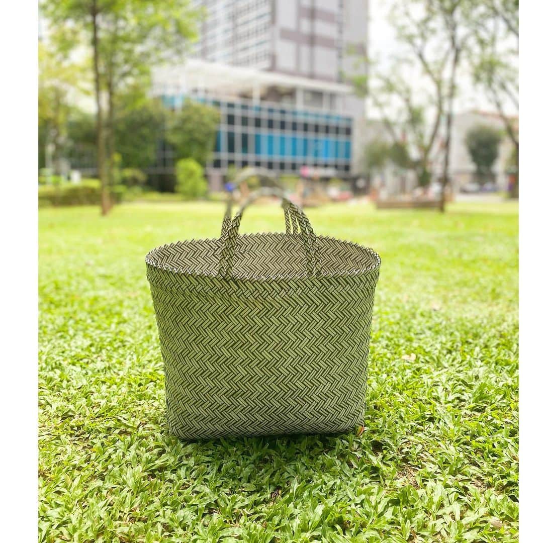 i_am_romikoのインスタグラム：「昨日買ったバッグ早速使う❤️荷物は入るしバンバン入れれちゃうし持ちやすいしめっちゃ使いやすい！ 他の色も欲しくなるのわかるわぁ〜  #シンガポール在住#シンガポール生活#シンガポール在住  #海外子育て#子育てママ#2歳女の子ママ#パサールバッグ」