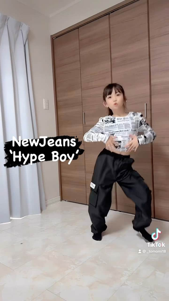 ともみのインスタグラム：「またまた、NewJeans🐰❤︎ . これ撮った時のポイントは ポニーテールが目に入りそうになって 目を瞑ってるとこ😶笑 探してみてね🫣 . #newjeans #hypeboy #hypeboychallenge #dance #踊ってみた #ダンス動画 #js4 #kpop #kpopdance @newjeans_official  #오오티디 #일본 #댄스커버」