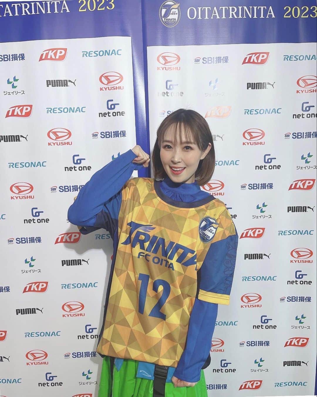 愛内里菜のインスタグラム：「レゾナックドーム大分で行われた 2023明治安田生命J2リーグ第7節　 大分トリニータ vs ジュビロ磐田　戦⚽️ ⁡ ドームの外では飲食ブースもいっぱいで楽しかったよ！ ブルーのトリニータキッチンカーも 選手のサインも!!!✨ ⁡ 大判焼きがめちゃ美味しかったぁ‼️ 弓場選手の大判焼きでした😆 ⁡ 吹き矢コーナーにも 立ち寄ったりして お祭り気分やん🤣 息子っち センター狙うの上手だった！ ⁡ ドームの楽屋側の方では インタビューごっこしてもらえたり、 キャラクターの ニータン、リッジー、アグリ ザ キッドにも たくさん相手してもらえて ハッピーすぎ！ ⁡ ⁡ ⁡ 🐰HP https://rinaaiuchirr.jp/ ⁡ 🎵YouTube 「愛内里菜オフィシャルチャンネル」 ⁡ 🐦Twitter 愛内里菜 official @RRikakakiuchi ⁡ 😆TikTok 愛内里菜/Rina Aiuchi 　 🟥17配信 愛内里菜_official ⁡ ⁡ #愛内里菜  #歌手 再始動 #垣内倶楽部  #バンド   #ライブ #一体化 #絆 #盛り上がりたい  #感謝  #23周年　 #YouTube #ユーチューバー#TikTok ⁡」