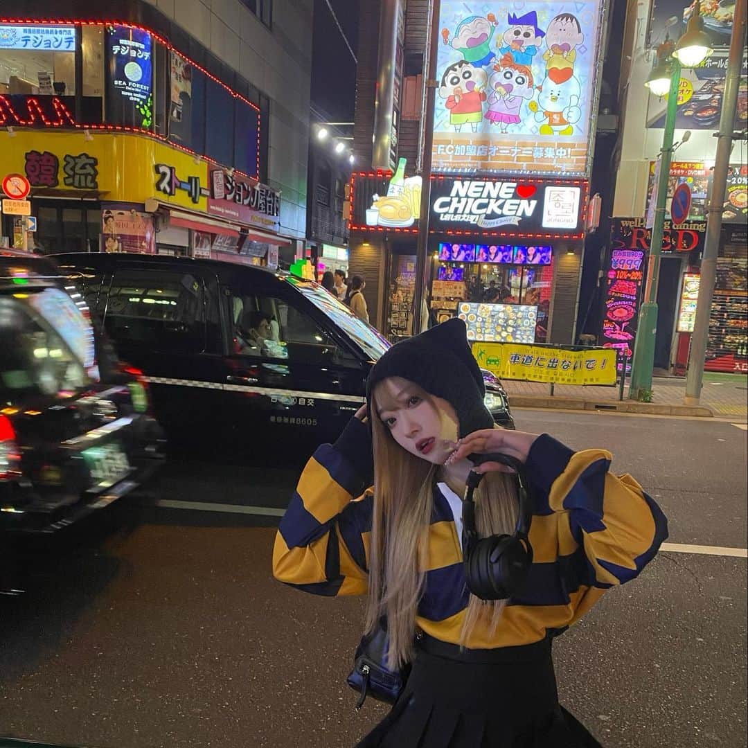 おもてちゃんのインスタグラム：「アホなのでクレしんを見つけると何でもすぐ買ってしまうクセがあり、お店でチキンを食べた後にテイクアウトでチキンを買いました💛🖤」