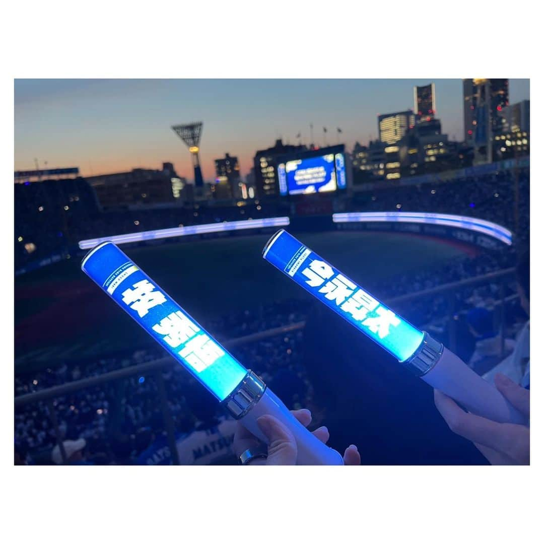 一木千洋さんのインスタグラム写真 - (一木千洋Instagram)「最近の野球応援のこと⚾️  先日、野球観戦をしました！ WBCが楽しくみれたのも昨年DeNAの応援に誘ってくれた友達のおかげ…！ ありがとう…！ 今年もDeNAを応援するぞ！  高校の仲のいい同級生は野球部マネージャーだったから、言ったら喜んでくれそうです。  写真はセレモニー前のご機嫌な私たち。この日はぼろ負けしたのでしょんぼりして帰りました😢 次に行く時には勝利を見たいですね💪🔥  5枚目はセレモニー(であってるかな？)で球場の真ん中の高ーい所にいる佐野キャプテン。 バンジー飛んだから怖いの共感😇 #DeNA  #ベイスターズ  #開幕戦 #野球」4月7日 16時46分 - ikkichihiro