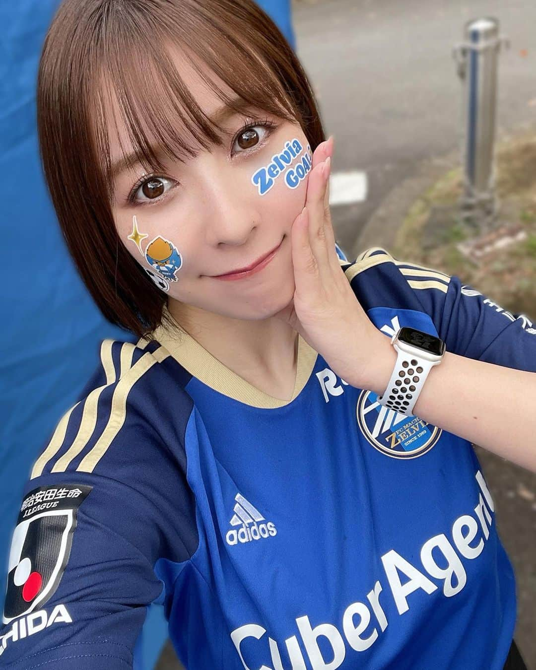 紺野栞のインスタグラム：「⚽️💙 . . . 先日の #FC町田ゼルビア 対 #藤枝MYFC 戦 #ゼルビアアシスト祭 という事もあり 微笑ましい光景に溢れてて泥々に とろけた笑顔になってしまった🫠ｲﾔｻﾚﾀ 6連勝の嬉しさで”ツバメ”のように 飛んでいってしまいそうです🥹🕊(笑) Z劇場にご来城くださった皆様 ありがとうございました🥹🙏💙 . . そして今週末4月8日(土)14:00 KO⚽️ #FC町田ゼルビア 対 #ブラウブリッツ秋田 戦 Z劇場にMCで立たせていただきます💙 2日、8日に続いて16日にもZ劇場 出演させていただく予定です💙 たくさん参戦できて嬉しい🥹🙏✨ #zelvia  . . . 是非足をお運びください〜！✨」