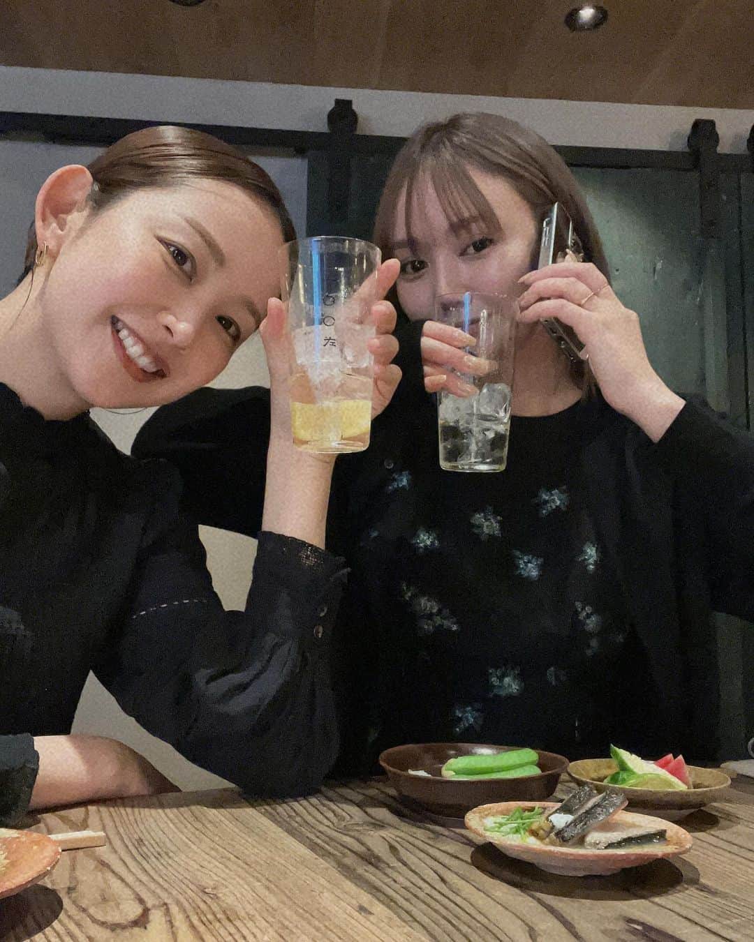 中上真亜子のインスタグラム：「週に何回あってるかわからないくらい 私の生活のほぼを占めてる人と久しぶりにちゃんと写真を撮りました🫶いつもありがとう  そして 今日は博多座でやってる舞台キングダムを観に行ったよ☺️もーうキングダムが大好きだから そりゃあもう楽しかったし 演者の皆さんはもちろん 服も光も音も全てすごかった👏最後の映像で あれが生演奏だってことも知った🥹  ってことで 今日は昼過ぎから呑んでる #移転した百式で勝手に打ち上げ #誰と電話してんの」