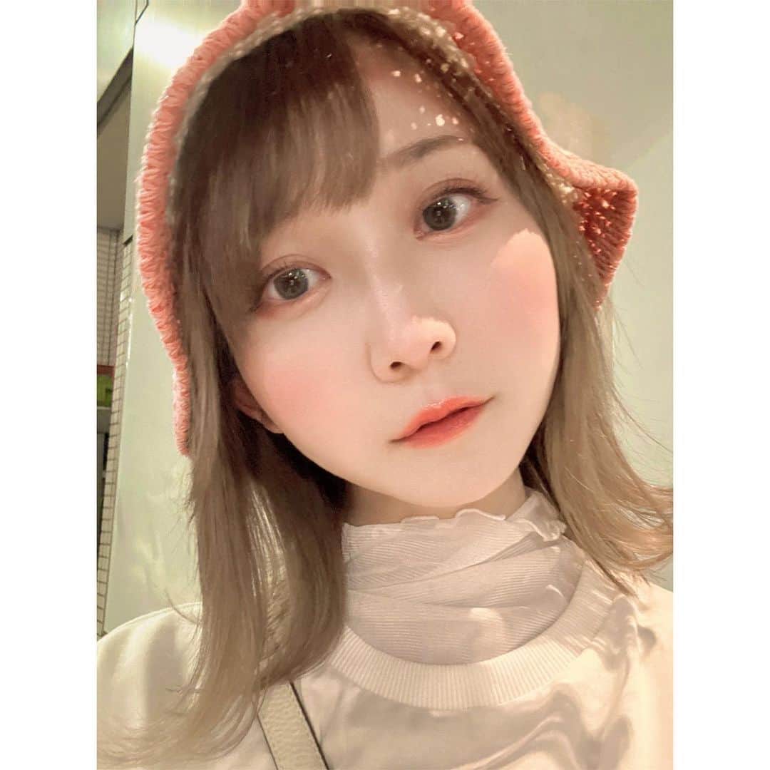 秋田知里のインスタグラム：「髪が染まりましたかわいい👏🏻👏🏻👏🏻 #ヘアカラー #ベージュカラー #ハイトーンカラー #ハイトーン」