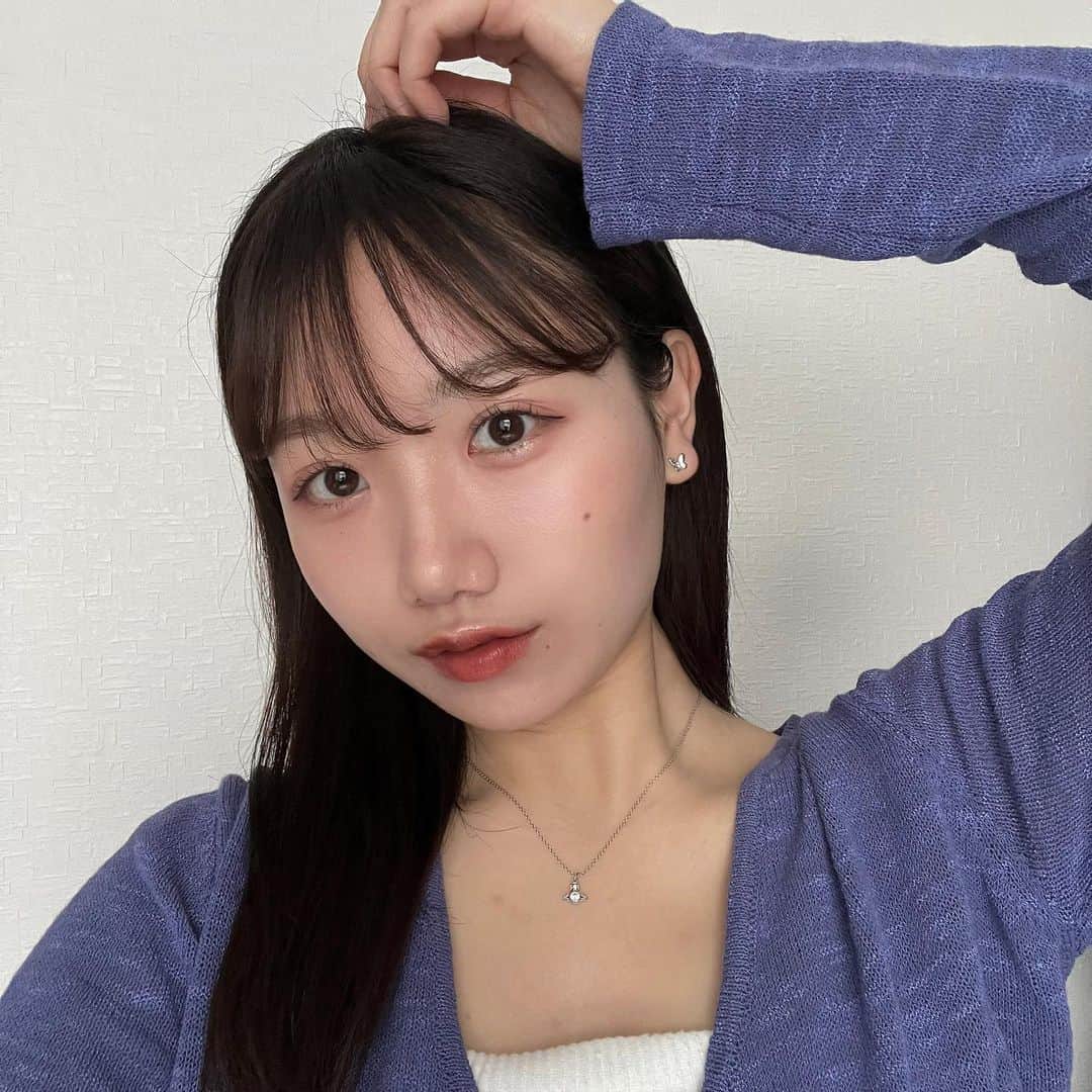 のインスタグラム：「お姉ちゃんから誕生日に貰ったネックレス🤍🤍  先週は @quinbelle_omotesando で２回目の美容鍼行ってきた✨  うなの投稿見て予約してくれた子は美容鍼の施術は通常18,000円のところ初回7,000円で受けれて、美容鍼と美容整体は初回36,000円のところ15,000円で受けれる！！ . . . #selfie #02」