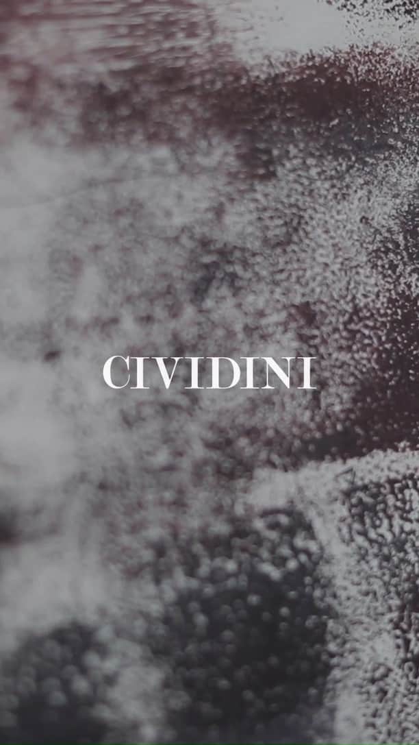 チヴィディーニのインスタグラム：「Behind the scenes 🎞  #CIVIDINI #knit #knitwear #handpainted #cashmere #madeinitaly #fashion」