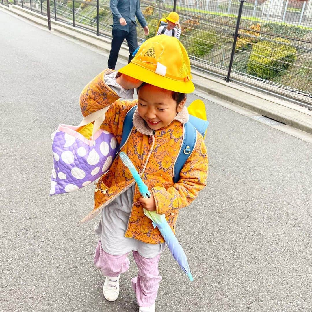 新井美穂のインスタグラム：「#娘初登校  流石に心配で😅 登校は一緒に歩いていたけど 1人で歩いている一年生の男の子に話しかけたら 「一年生なんだから1人で大丈夫だよ！」と言われて 娘にも「そうだよ！もう一年生なんだから！」と言われて  その子に娘を頼むわーと言って 「行ってらっしゃいー！👋」  逞しくなった娘の背中を見送りました。  そして下校がもう心配でドキドキ💓  初めての娘の「ただいまー」🥹 もう一年生なんだね🥹  娘は、今日はまた2人お友達出来たみたいで 担任の先生大好きになったみたいで 帰ってきてマシンガントーク😂  月曜日は、友達と一緒にスプラトゥーンのTシャツ着て行く約束したからと（笑）  ほんまとりあえず出だし好調で良かった良かった❤️  #娘6歳10ヶ月#一年生」