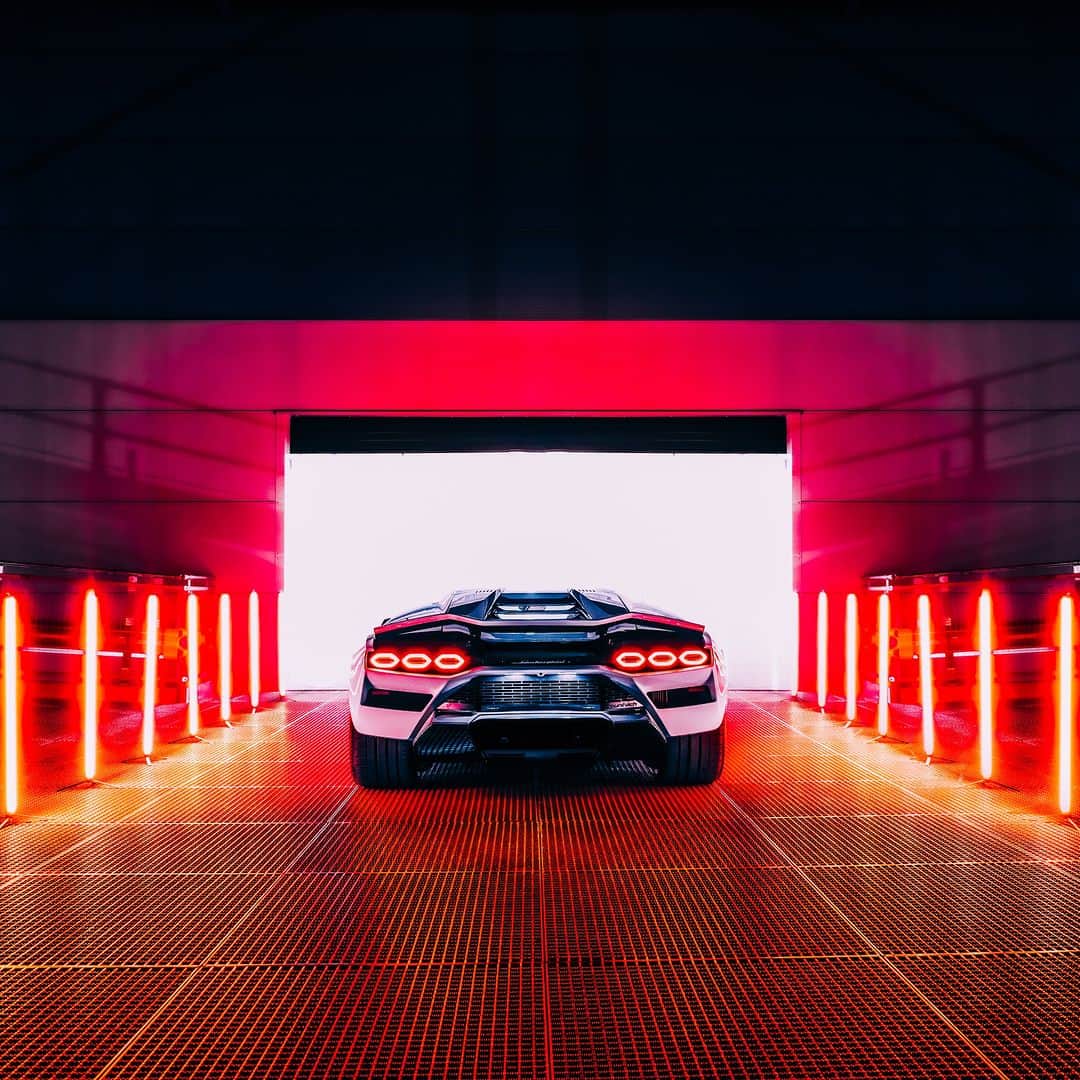 ランボルギーニさんのインスタグラム写真 - (ランボルギーニInstagram)「Timeless icons take you to amazing places whenever you look at them. Then they take you beyond. Just like our Countach LPI 800-4 does. ​  Captured for @lamborghinihatfield ​  #Lamborghini #Countach #FutureIsOurLegacy  __ Countach LPI 800-4: fuel consumption combined: 19,5 l/100km (WLTP); CO2-emissions combined: 440 g/km (WLTP)」4月7日 17時00分 - lamborghini