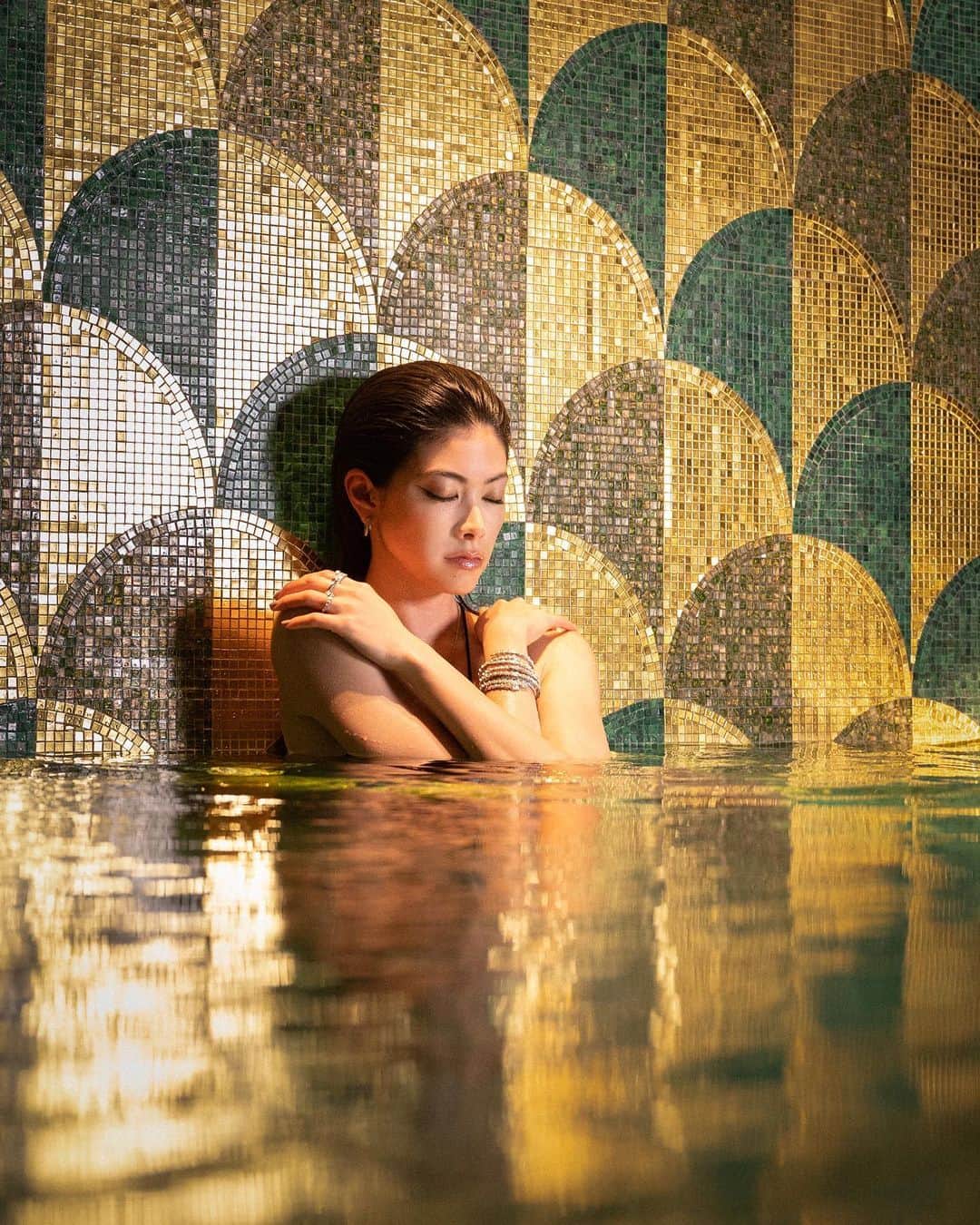 森星のインスタグラム：「My favorite spots at the #BulgariHotelTokyo.   After taking a dip in the 25-meter indoor pool, I enjoyed dinner at exquisite #IlRistoranteNikoRomito, before ending my night in the exceptional Bulgari suite. An experience I won’t forget!  @bulgarihotels @bulgarinikoromitotokyo #Bulgari #BulgariHotels」