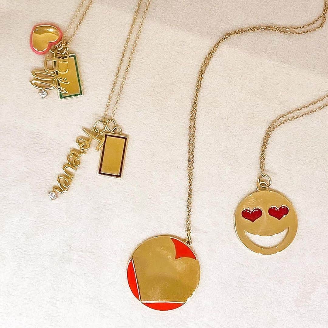 のインスタグラム：「. ALISON LOU NEW ARRIVAL At 1F H.P.FRANCE BIJOUX @hpfrance_bijoux  ALISON LOU(アリソン・ルー) の新作より、カラフルでサステナブルなカクテルスタッドピアスを先行予約展開。ラボグロウンのルビーやサファイヤ、シトリン、エメラルドのカラフルでキッチュなストーンピアスをいち早く店頭にてご覧いただけます。  #alisonlou #アリソンルー #hpfrance #アッシュペーフランス #hpfrancebijoux #hankyumode #hankyu #阪急百貨店 #阪急本店 #うめはん #アクセサリー #ネックレス #ピアス #イヤリング #ブレスレット #モチーフジュエリー #モチーフピアス #春アクセ」
