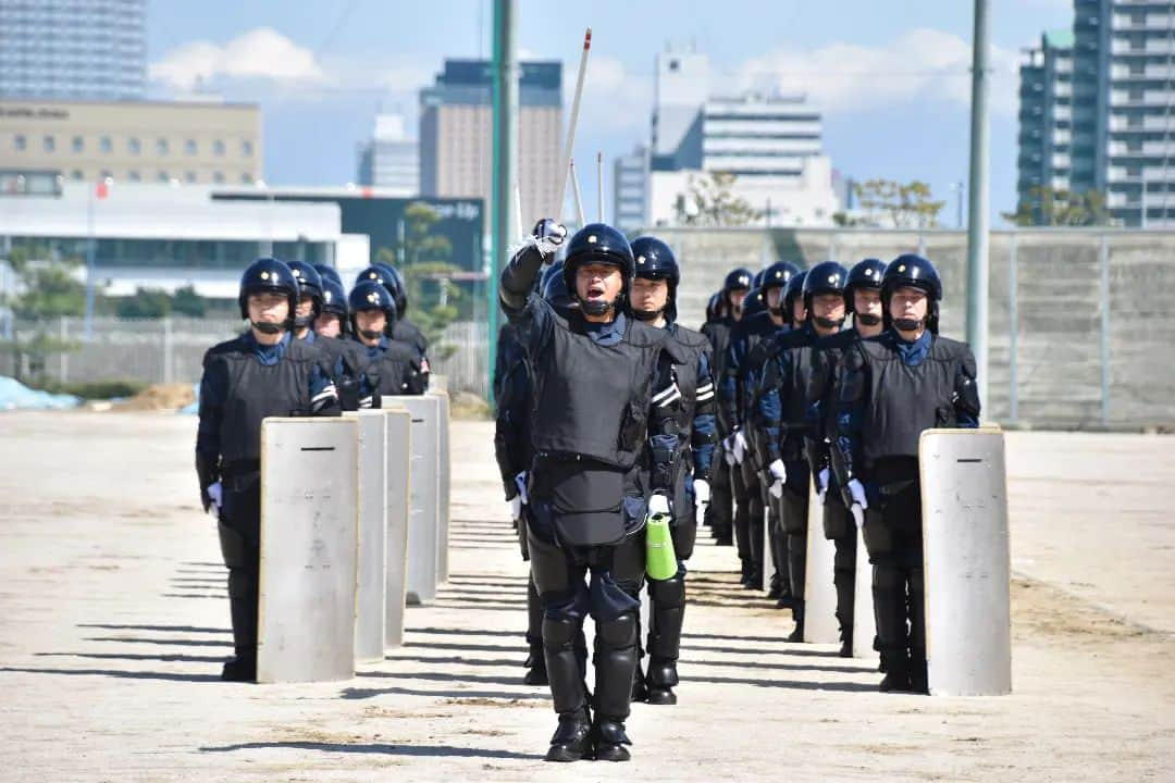 大阪府警察さんのインスタグラム写真 - (大阪府警察Instagram)「【前へ進め！】 気迫のこもった指揮官の号令は、部隊の士気を高めます。  #大阪府警察公式 #大阪府警察 #大阪府警 #府警 #警察 #警察官 #おまわりさん #機動隊 #指揮官 #中隊長 #号令 #気迫 #部隊の士気 #第46回広報用写真コンクール #応募作品 #府民を守る」4月7日 17時00分 - fukei_koho