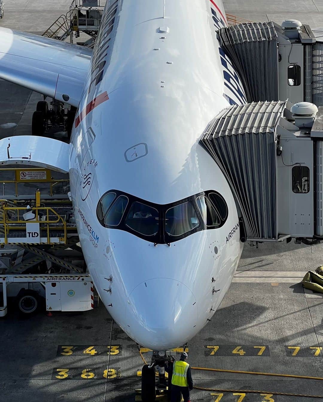 エールフランスさんのインスタグラム写真 - (エールフランスInstagram)「Getting ready for departure 😎 Which destinations are served by this aircraft ?  📸 @florine_btwf  #airfrance #airplane #avgeek #aviation #travel」4月7日 17時00分 - airfrance