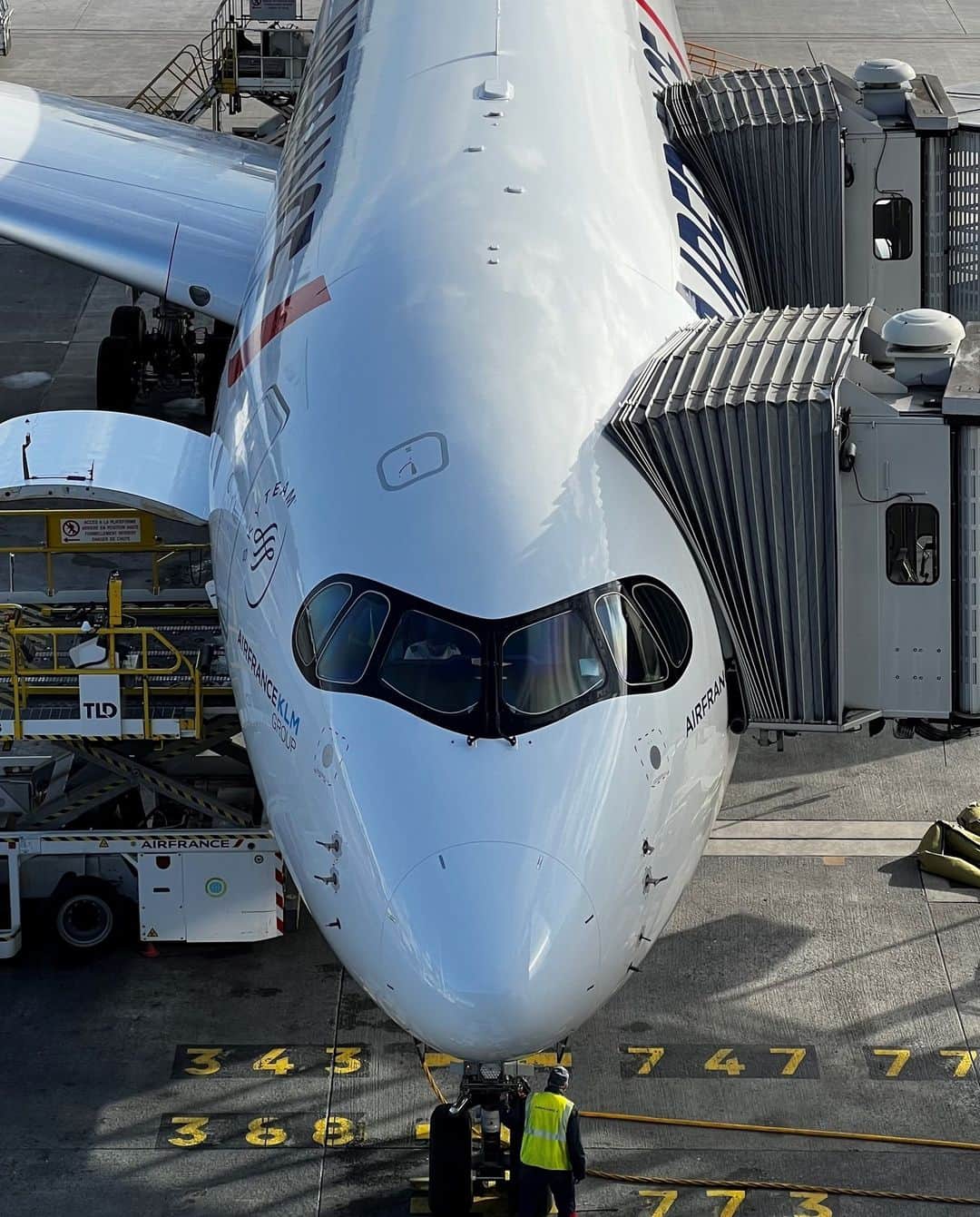 エールフランスのインスタグラム：「Getting ready for departure 😎 Which destinations are served by this aircraft ?  📸 @florine_btwf  #airfrance #airplane #avgeek #aviation #travel」