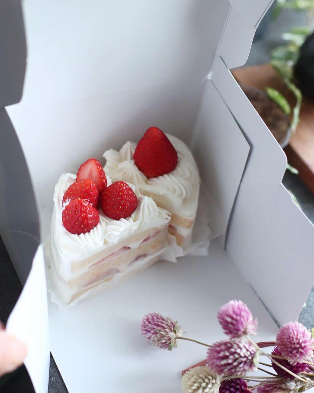 maiのインスタグラム：「2023年4月7日  🎶苺ショート🍓🎶  のレッスン、終了しました。  私は相変わらず、 デモで基本的な絞りをして 最後はドットで埋め尽くし😄 試食用に苺をのせただけですが、 皆さんそれぞれに素敵に 仕上げてらっしゃいました。  たくさん絞って 苺もたっぷりのせて🍓🍓🍓 ずっしり重量感のある ショートケーキ😁😁  ショートケーキレッスンは 動画も販売しています。  テキストがなんと9枚😅  私のレッスン動画の中では 最多ページ数となってます (レッスン動画によってはパン系など テキストが無いものもあます)。  ご紹介しているのは 通常のジェノワーズ(スポンジケーキ)より 軽やかで、格段に作りやすい生地と リコッタを使ったダイエットクリームですが、 もちろん普通の生クリームで 作っていただけます。  ご希望がありましたら プロフィールからのリンクを 覗いてみて下さい。  #ミルガトー  #お菓子教室 #ショートケーキ #レッスン動画」