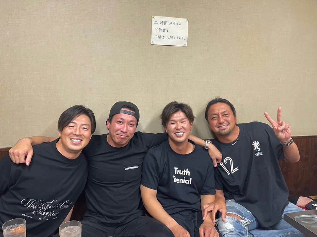 澤村拓一さんのインスタグラム写真 - (澤村拓一Instagram)「同じ場所にいて同じ方向を向いてるからと言って同じものが見えてる訳ではないしどんな時代でもやる奴はやるしやらない奴はやらない。今ユニフォーム着て戦える事も当たり前じゃないし幼い時に始めた野球をプロとしてやれてるんだからやろうぜってこと。俺達の目的は勝つ事だってところにピントをしっかり合わせて戦っていきたい。見たい景色があるなら俺たちで見に行こうぜ!!  #仲間」4月7日 17時12分 - hsawamura19