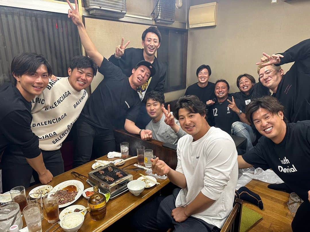 澤村拓一のインスタグラム：「同じ場所にいて同じ方向を向いてるからと言って同じものが見えてる訳ではないしどんな時代でもやる奴はやるしやらない奴はやらない。今ユニフォーム着て戦える事も当たり前じゃないし幼い時に始めた野球をプロとしてやれてるんだからやろうぜってこと。俺達の目的は勝つ事だってところにピントをしっかり合わせて戦っていきたい。見たい景色があるなら俺たちで見に行こうぜ!!  #仲間」