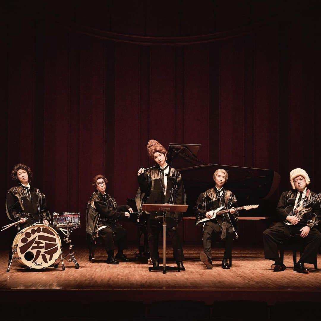 ジェニーハイ(公式)のインスタグラム：「アルバム発売決定！！  2023/6/28(水) 3rd Full Album『ジェニークラシック』 発売！！  くっきー！描き下ろしイラストがプリントされた限定Tシャツ付きの 【完全生産限定盤(CD＋限定Tシャツ)】  全国ワンマンツアー「ジェニーちゃん誕生」 Zepp Haneda公演の映像を収録した 【初回生産限定盤(CD＋DVD)】 【初回生産限定盤(CD＋Blu-ray)】  の3形態を発売  お早めのご予約をおすすめします！ ご予約はプロフィールページのリンクよりアクセスしてください！  そして、アルバム特典情報も発表！  [1]アルバム早期予約抽選特典としてミート&グリートを開催  [2]アルバム&ツアーチケットW購入特典 楽天ブックスと楽天チケットにてアルバム&ツアーチケットを購入頂いた方にスマホショルダーをプレゼント！  [3]店舗別特典もございます  各詳細はジェニーハイ公式HPをご覧ください」