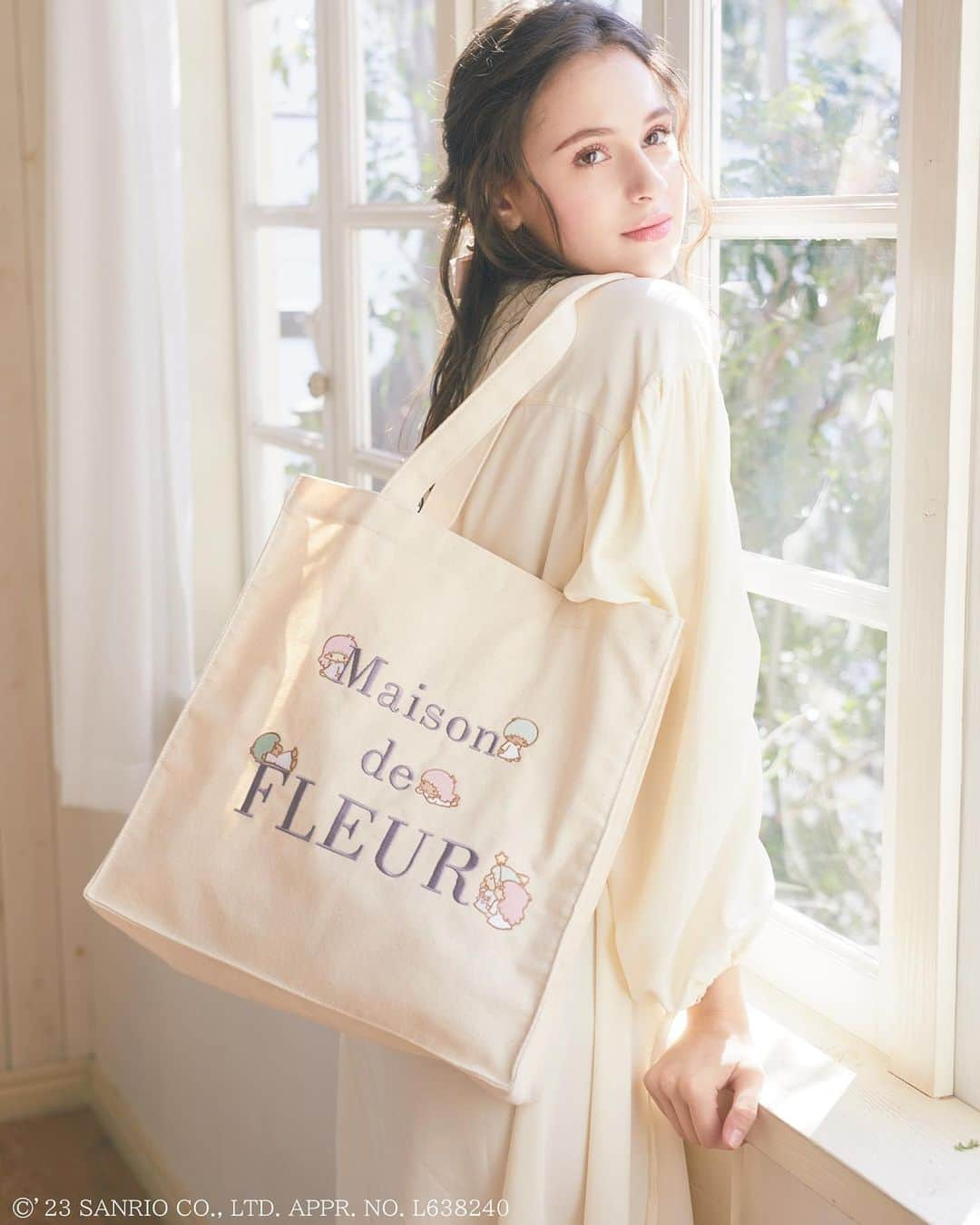 maisondefleur_pressさんのインスタグラム写真 - (maisondefleur_pressInstagram)「. ＼先行予約分は完売と大好評！通常販売間近です！／  Maison de FLEUR × Sanrio characters  Maison de FLEUR 10周年を記念して サンリオの人気10キャラクターと コラボしたトートバッグが登場🎊✨  Maison de FLEURのロゴからキャラクター達が 顔をのぞかせるスクエアトートバッグが登場♪  Maison de FLEUR池袋サンシャインシティ店、 ECサイト限定でサンリオキャラクターズ、 はぴだんぶいデザインも登場🎉✨  ＜販売詳細＞ ◆スクエアトートバッグ（各キャラクター刺繍 ） 　全10種類 / ￥4,950(taxin) 　ﾊﾛｰｷﾃｨ,ﾏｲﾒﾛﾃﾞｨ,ｸﾛﾐ,ﾘﾄﾙﾂｲﾝｽﾀｰｽﾞ,ｼﾅﾓﾛｰﾙ, 　ﾎﾟﾑﾎﾟﾑﾌﾟﾘﾝ,ﾏﾛﾝｸﾘｰﾑ,ﾎﾟﾁｬｯｺ,ﾊﾝｷﾞｮﾄﾞﾝ,こぎみゅん  ・公式通販ストライプクラブ、ZOZOTOWN 　4/11(tue)12:00～通常販売  ・全国ショップ 　4/11(tue)～通常販売  ◆スクエアトートバッグ（キャラクター集合） 　全2種類 / ￥4,950(taxin) 　ｻﾝﾘｵｷｬﾗｸﾀｰｽﾞ,はぴだんぶい  ・公式通販ストライプクラブのみ 　4/15(sat)12:00～通常販売  ・池袋サンシャインシティ店のみ 　4/15(sat)～通常販売  ※アウトレット店での販売なし。 ※ｻﾝﾘｵｷｬﾗｸﾀｰｽﾞ,はぴだんぶいトートは 公式通販ストライプクラブ、池袋サンシャインシティ店 のみのお取り扱いとなりますのでご了承下さい。 ※販売より一週間はお一人様、1アイテム、 1カラーにつき2点まで ※販売日初日のお取り置き不可。2日目以降、 店頭在庫があればお取り置き可能。 ※他店舗へのお取り寄せ不可。 ※アイテムは一部サンプルにて撮影を行っております。 実際にお届けする商品と仕様やサイズが若干異なる 場合がございますのでご了承下さい。 ※状況によっては入場制限または整理券を配布いたします 店頭にお越しの際は各店舗のスタッフへご確認下さい。 また整理券はあくまで入場の整理券で、入場時に商品が 品切れの場合もございますので予めご了承下さい。  #maisondefleur#メゾンドフルール #フルール #sanrio#sanriocharacters #サンリオ#サンリオキャラ #サンリオキャラクターズ#コラボレーション #コラボアイテム #トートバッグ #バッグ #トートバッグコーデ#コラボトート #マイメロディ #クロミ #ハローキティ#シナモロール#ポムポムプリン #マロンクリーム #ハンギョドン#ポチャッコ #はぴだんぶい#ピューロコーデ#ピューロランドコーデ #산리오#三丽鸥」4月7日 17時04分 - maisondefleur_press