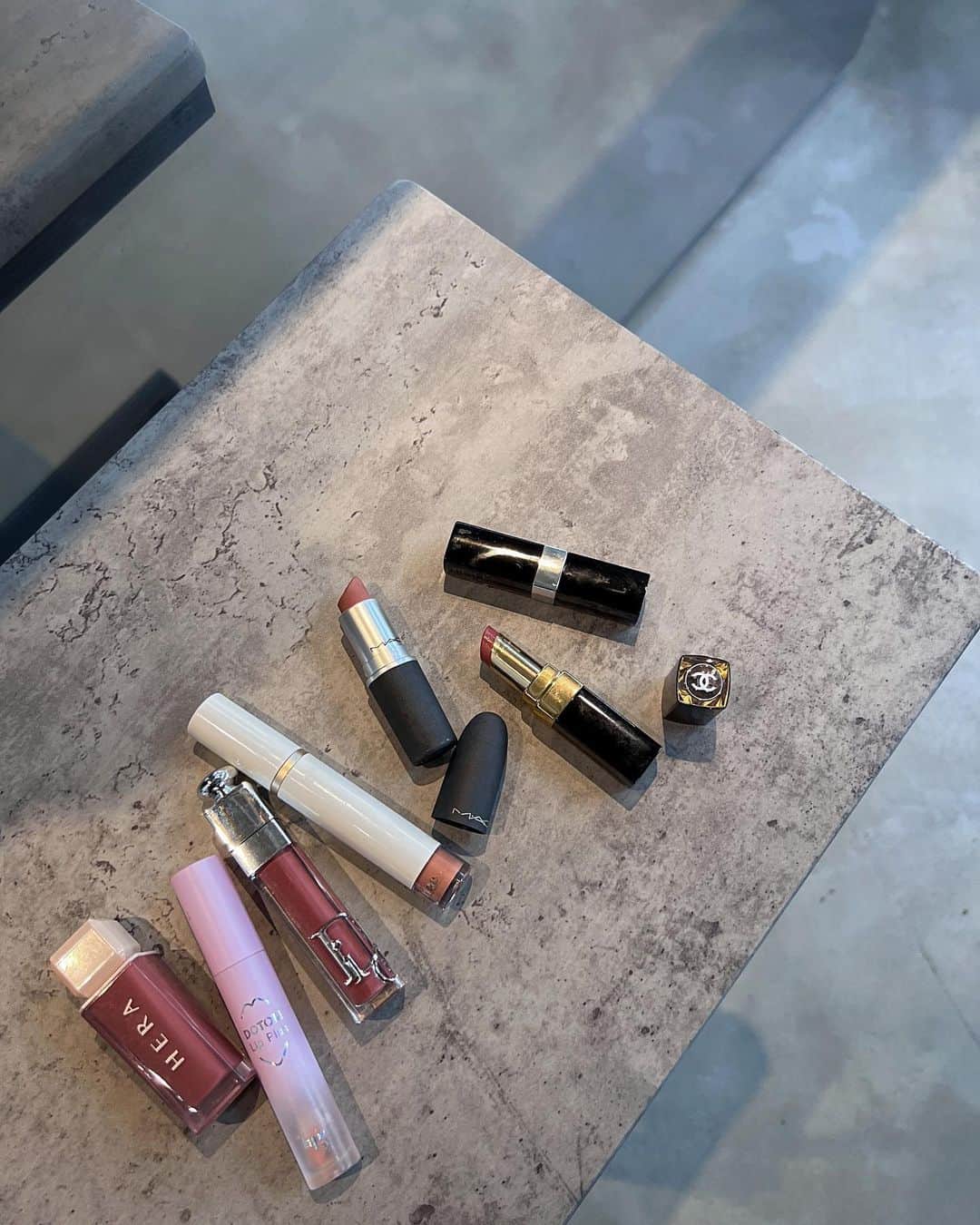 Rika Sasaki JPNのインスタグラム：「撮影の時のスタメンリップたち💄 でも結局似たような色ばっかり😮‍💨笑  HERA センシュアルスパイシーヌードグロス 422 lingerie Keybo DOTOM プランパー/grand master Dior アディクトリップマキシマイザー 009 インテンスローズウッド hince ムードインハンサーリキッドグロウ borderless MAC パウダーキスリップスティック マルイットオーバー CHANEL ルージュココフラッシュ 90 CHANEL ルージュココブルーム　110  keyboのプランパーは鬼痛いけど一番 唇ボリュームアップするからすき🫦🔥 シャネルの110とMACのマルイットオーバーは もうずっと好き、これからも好き🫶🏽 イエベ春&秋の人におすすめ💛」