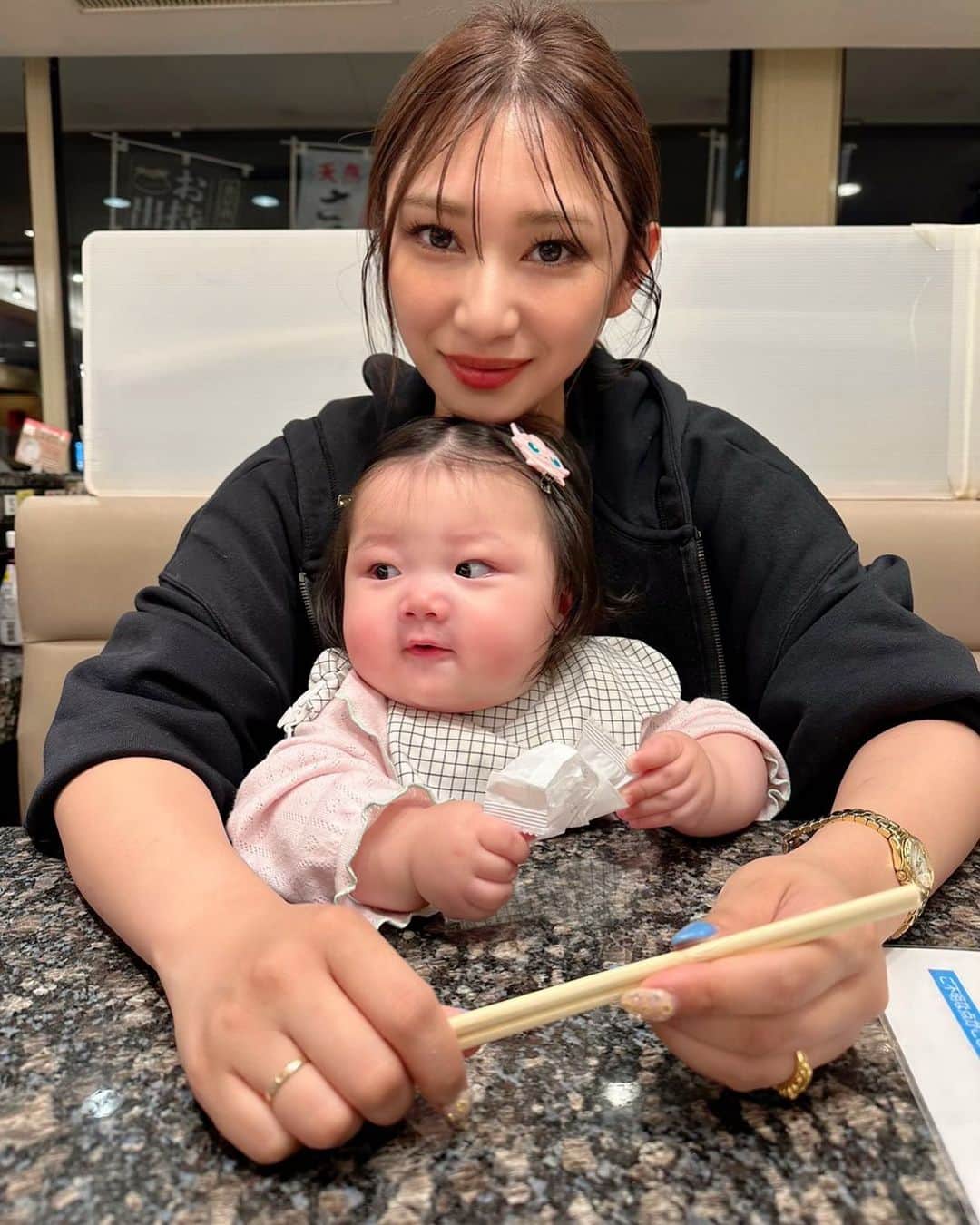 新井ニーニャのインスタグラム：「たまにパパが撮ってくれる 貴重なツーショット👧🏻👱🏽‍♀️🌼  #ママと娘 #寿司くいねぇ  #生後9ヶ月 #生後9ヶ月女の子 #茶碗蒸し食べる #すごい勢いで食べ完食して足りないと怒る」