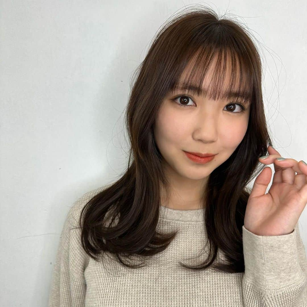 沢口愛華のインスタグラム：「沢口日記✍️  20歳を迎えてからは初です！ 美容院に行ってまいりました！！  お仕事に向けて、今回も素敵に仕上げていただきました🫶  美容院までの道中には、 美味しそうなクレープ屋さんがあるのです！ 甘すぎる誘惑ですが、「今日は我慢、、、💪」と言いながら、 通り過ぎたさわちゃんでした、、、！  #沢口愛華 #マネの沢口日記 #美容院 #次はクレープ #堪能しましょう❣️」