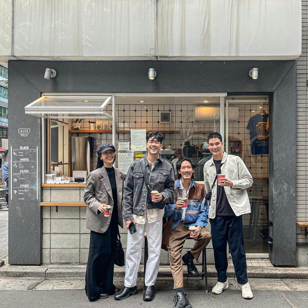 のインスタグラム：「【ABOUT LIFE COFFEE BREWERS 道玄坂】  It was a day of unstable weather, but it was a very happy day to meet everyone today👬  Even in bad weather, we have various ways to enjoy the app, Uber Eats, and to go🥤  We are waiting for you on weekends from 11:00 to 18:00✌︎✌︎✌︎  今日は不安定な天気の一日でしたが、今日も皆様にお会いできてとても嬉しい1日でした😆  当店では天気の悪い日でもアプリやUber Eats、お持ち帰りなど様々な方法でお楽しみ頂けます🛵  週末は11時から18時で営業してます👨‍👨‍👧  🚴dogenzaka shop 9:00-18:00(Weekday) 11:00-18:00(Weekends and Holiday) 🌿shibuya 1chome shop 8:00-18:00  #aboutlifecoffeebrewers #aboutlifecoffeerewersshibuya #aboutlifecoffee #onibuscoffee #onibuscoffeenakameguro #onibuscoffeejiyugaoka #onibuscoffeenasu #akitocoffee #stylecoffee #warmthcoffee #aomacoffee #specialtycoffee #tokyocoffee #tokyocafe #shibuya」