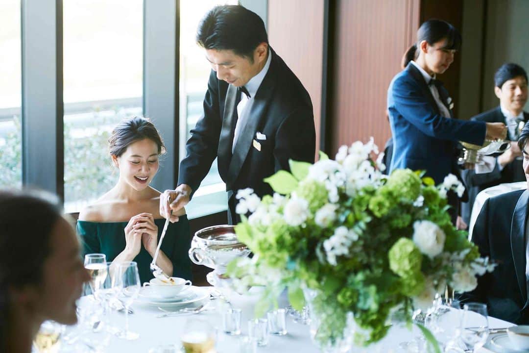 東京會舘本舘ウエディングさんのインスタグラム写真 - (東京會舘本舘ウエディングInstagram)「@tokyokaikan_wedding .——————————. * ホスピタリティに溢れたスタッフによる 極上のおもてなし。  温かいお料理は温かい内に、 東京會舘自慢のシェフが奮う絶品料理 一番おいしいタイミングでゲストの元に。 * ——————————. #東京會舘 #tokyo #関東花嫁 #weddingdress #東京花嫁 #wedding #dress #ウェディングドレス #プレ花嫁 #卒花 #結婚式場 #日本中のプレ花嫁さんと繋がりたい #結婚式準備 #ウェディングレポ #ブライダルフェア #チャペル #結婚式 #パーティ #披露宴 #weddingparty #結婚式場探し #大正ロマン #ウェディング #式場探し #式場見学 #会場装花 #装花 #会場装飾 #オリジナルウェディング #大人花嫁」4月7日 17時20分 - tokyokaikan_wedding
