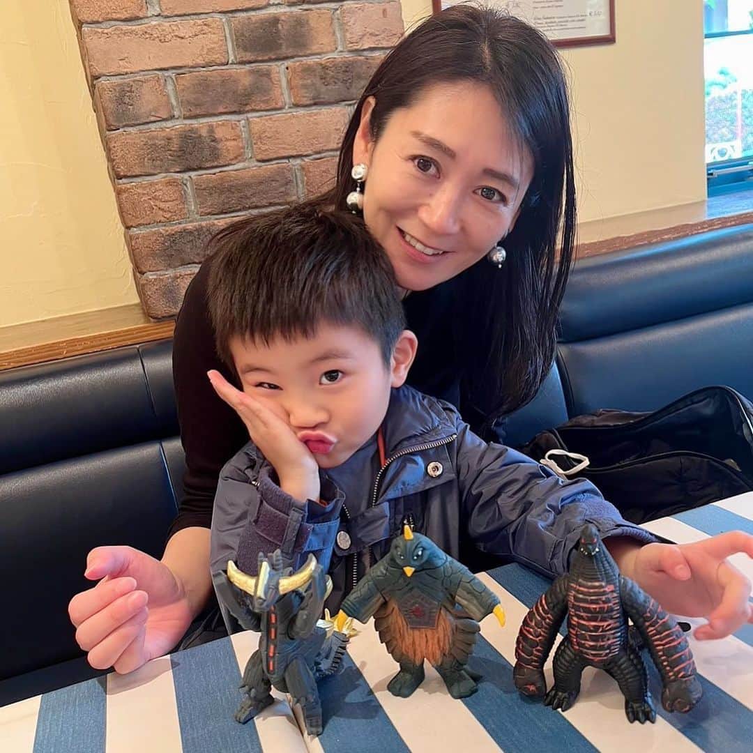 水原恵理のインスタグラム：「姪っ子&甥っ子1号は揃って入学式🌸  という事で、甥っ子2号とお留守番。」