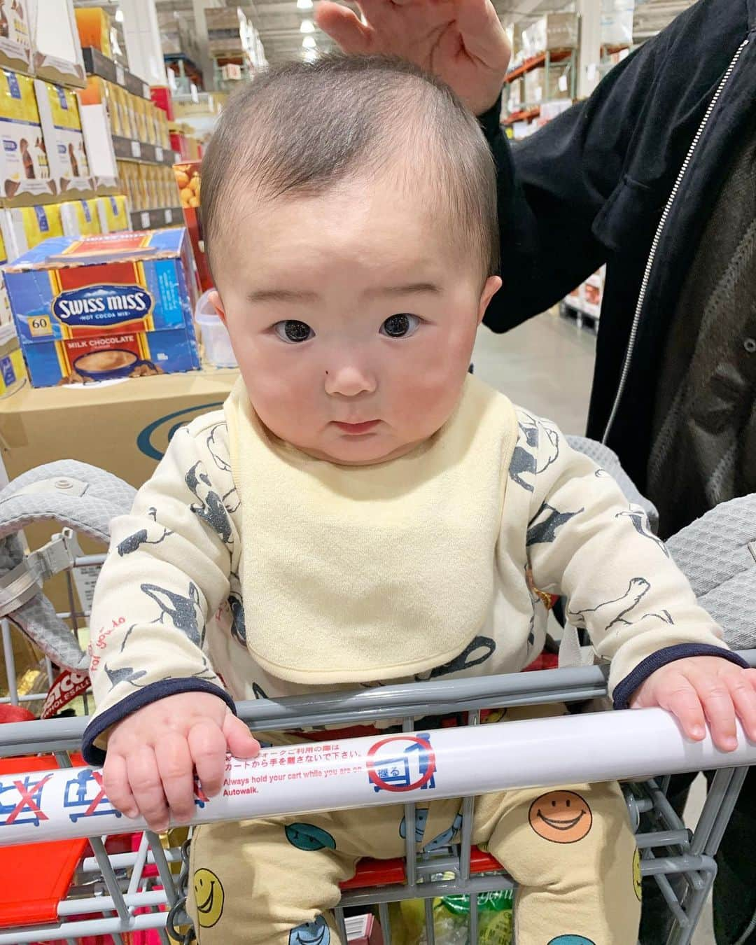 matano Kastaneさんのインスタグラム写真 - (matano KastaneInstagram)「一緒にCOSTCO行った日👶🏻  ブルー✖️ベージュでリンクコーデしてたのに、 ヒナタ🍼🤮の為 お着替えする事になり柄✖️柄、、。  着替えの服装もちゃんと考えて持っていかなあかんね💔ごめんよ🥹  2ショットはお出かけした時に 撮ってもらうようにしています🍼✨」4月7日 17時17分 - matanoriii