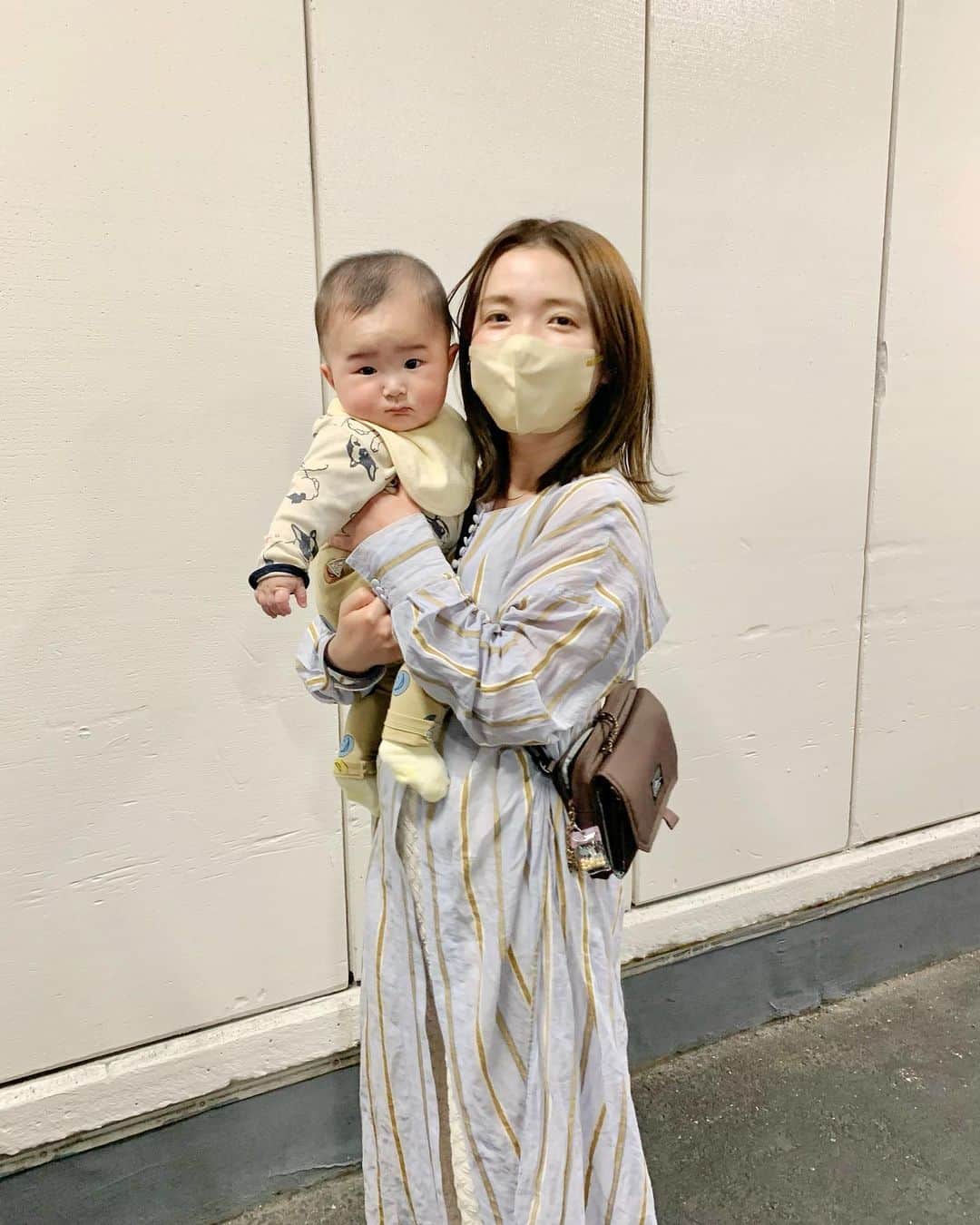 matano Kastaneのインスタグラム：「一緒にCOSTCO行った日👶🏻  ブルー✖️ベージュでリンクコーデしてたのに、 ヒナタ🍼🤮の為 お着替えする事になり柄✖️柄、、。  着替えの服装もちゃんと考えて持っていかなあかんね💔ごめんよ🥹  2ショットはお出かけした時に 撮ってもらうようにしています🍼✨」