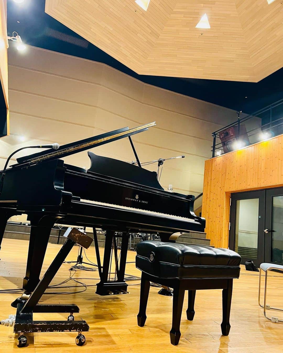 荒幡亮平さんのインスタグラム写真 - (荒幡亮平Instagram)「Recording  ランドマークスタジオ。 家から近くて最高。 帰り道、横浜駅のデパ地下惣菜の誘惑に負けないで帰ってこれました。  #piano  #stainwayandsons  #recording  #目指せ一日一投稿」4月7日 17時17分 - ryoheiarahata
