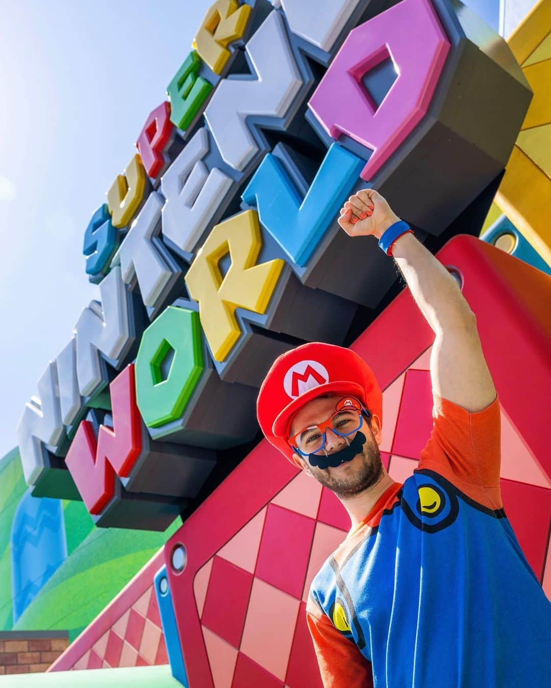 ゼッドさんのインスタグラム写真 - (ゼッドInstagram)「Went to Super Nintendo World, met my imposter Mario and his brother Luigi, proposed to Princess Peach (she said “maybe”) and then beat Bowser. Thank you so so so much @unistudios for the tickets!!! Best day ever 😍🍄 #SuperNintendoWorld #AtUniversal」4月8日 3時10分 - zedd