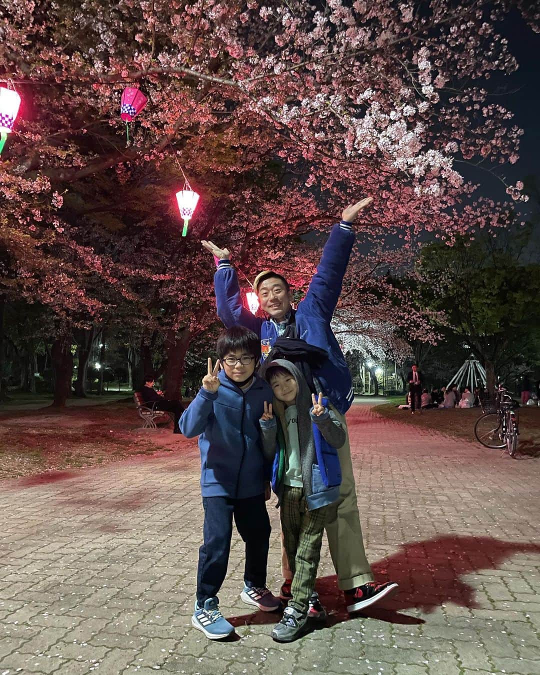 小林拓一郎さんのインスタグラム写真 - (小林拓一郎Instagram)「卒園、夜桜、夜城、入学。  ニノくん、おめでとう㊗️🎉✨」4月7日 17時17分 - kobataku33
