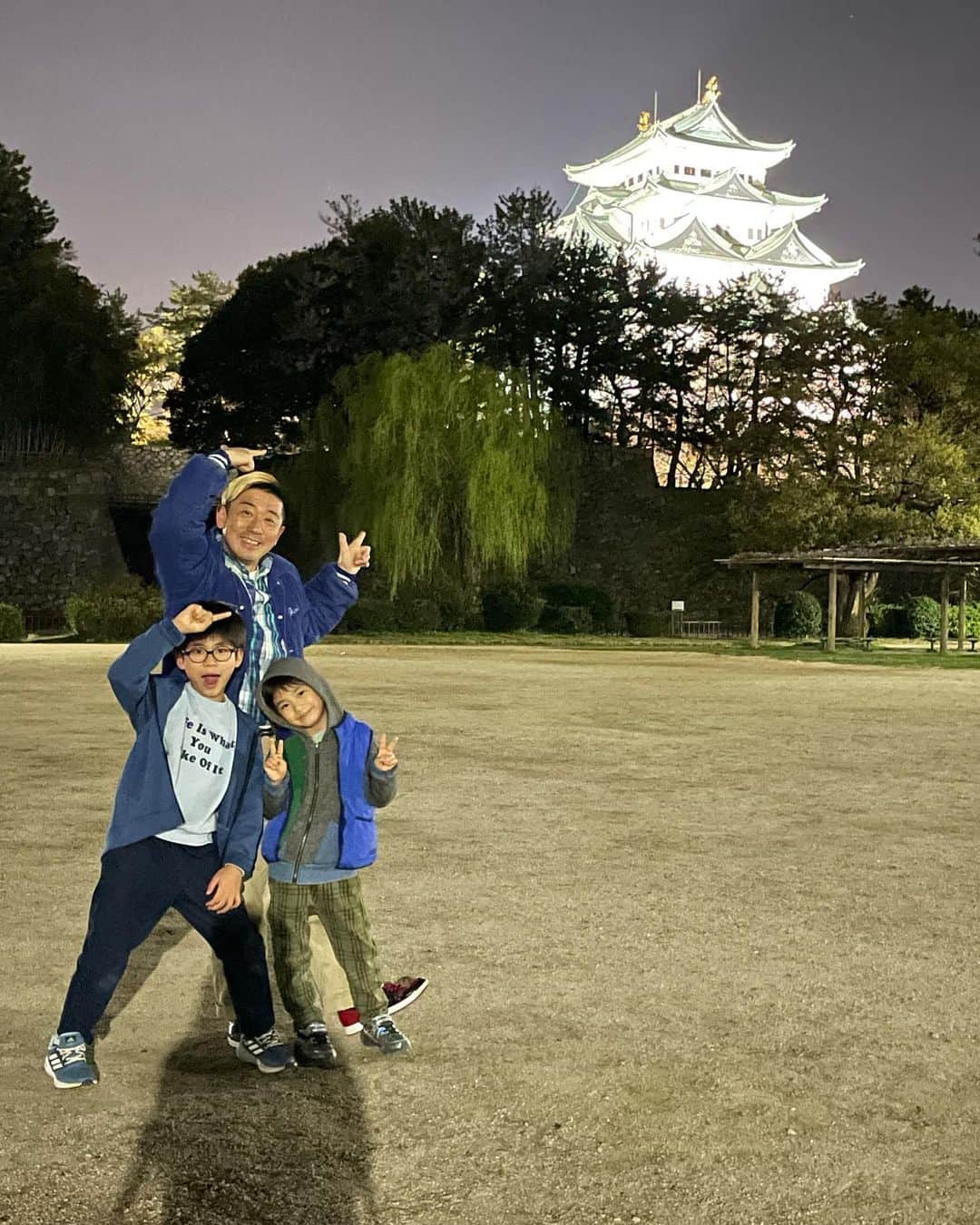 小林拓一郎さんのインスタグラム写真 - (小林拓一郎Instagram)「卒園、夜桜、夜城、入学。  ニノくん、おめでとう㊗️🎉✨」4月7日 17時17分 - kobataku33