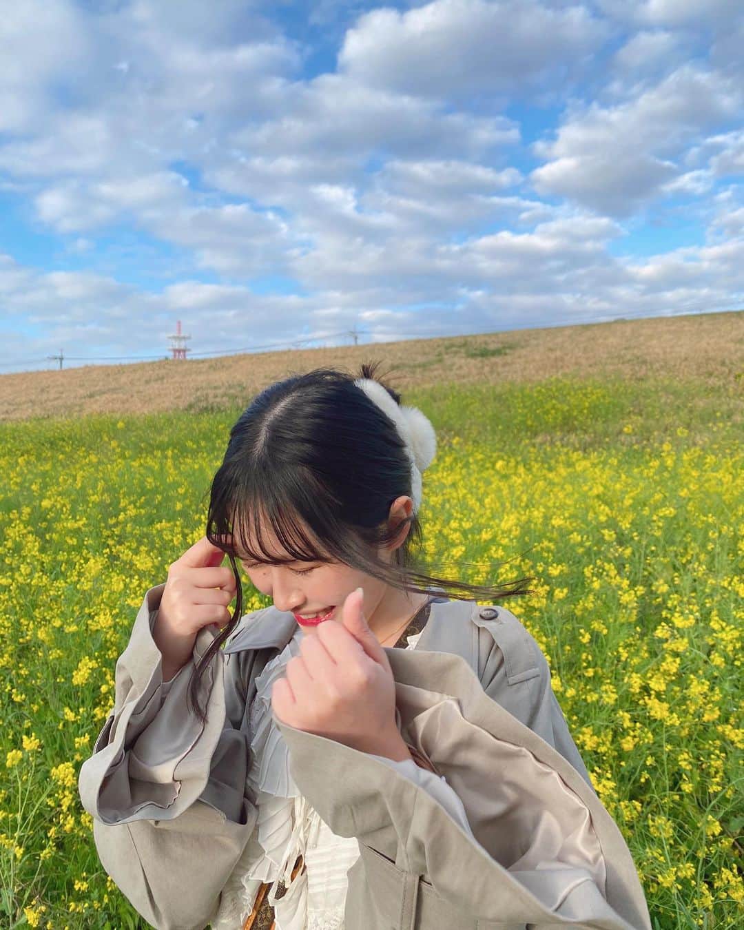 佐藤妃星さんのインスタグラム写真 - (佐藤妃星Instagram)「🌼🌼🌼  春だねぇ☁️🩵  #akb48 #佐藤妃星 #00 #菜の花 #河川敷 #🌼」4月7日 17時17分 - 8iikiichan