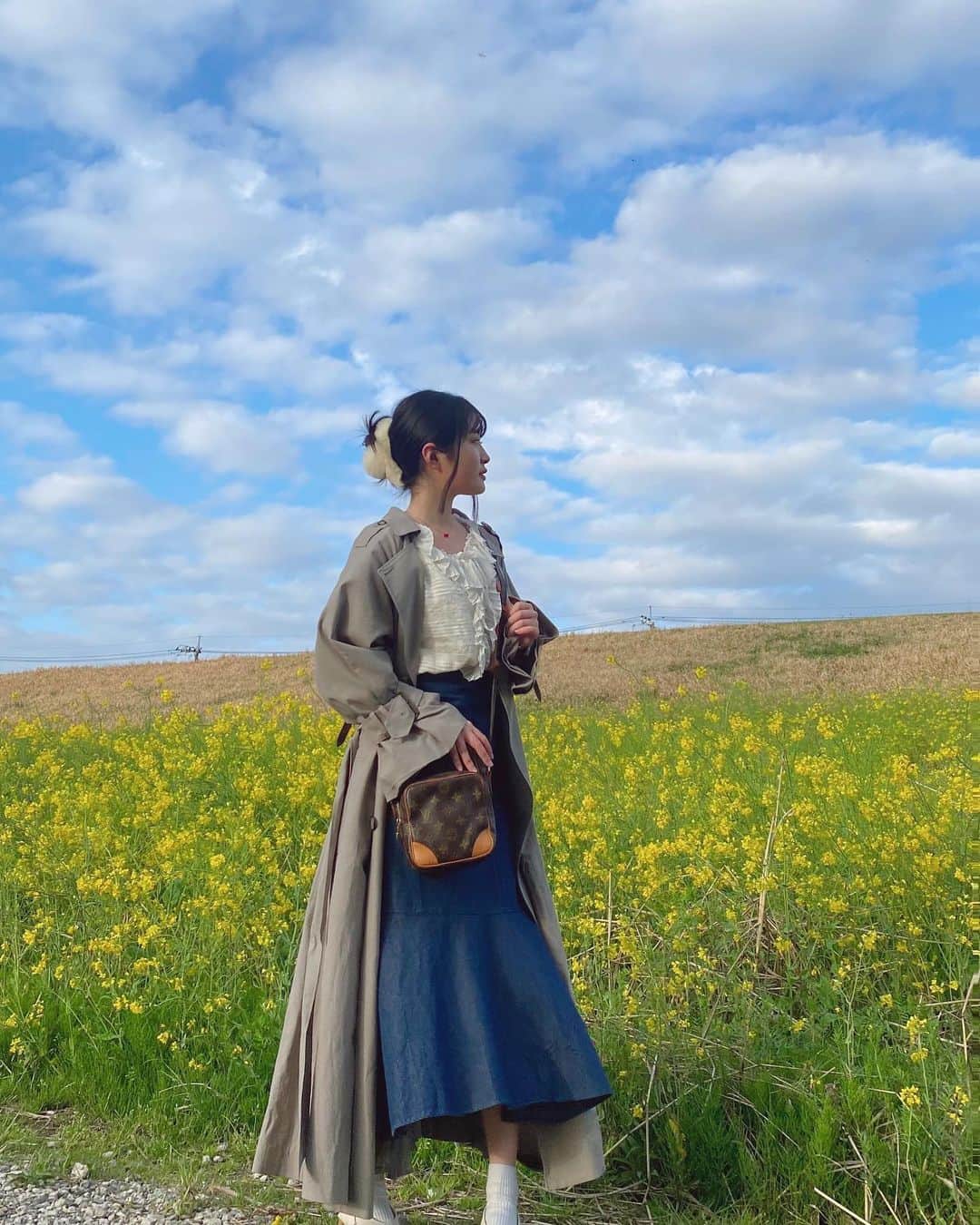 佐藤妃星さんのインスタグラム写真 - (佐藤妃星Instagram)「🌼🌼🌼  春だねぇ☁️🩵  #akb48 #佐藤妃星 #00 #菜の花 #河川敷 #🌼」4月7日 17時17分 - 8iikiichan