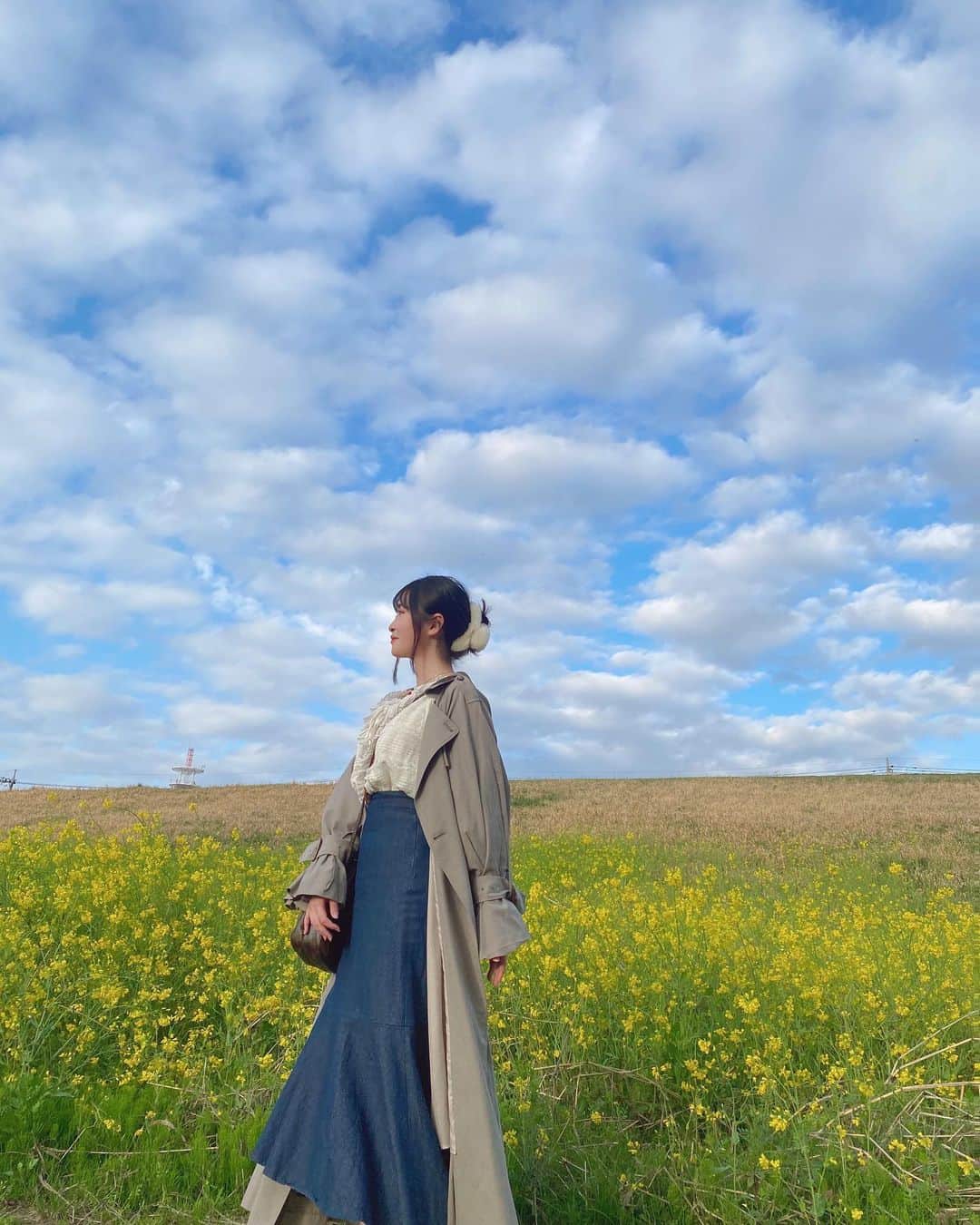 佐藤妃星さんのインスタグラム写真 - (佐藤妃星Instagram)「🌼🌼🌼  春だねぇ☁️🩵  #akb48 #佐藤妃星 #00 #菜の花 #河川敷 #🌼」4月7日 17時17分 - 8iikiichan