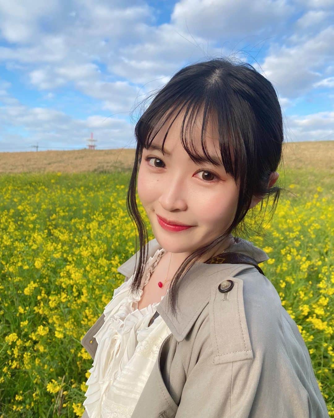佐藤妃星さんのインスタグラム写真 - (佐藤妃星Instagram)「🌼🌼🌼  春だねぇ☁️🩵  #akb48 #佐藤妃星 #00 #菜の花 #河川敷 #🌼」4月7日 17時17分 - 8iikiichan