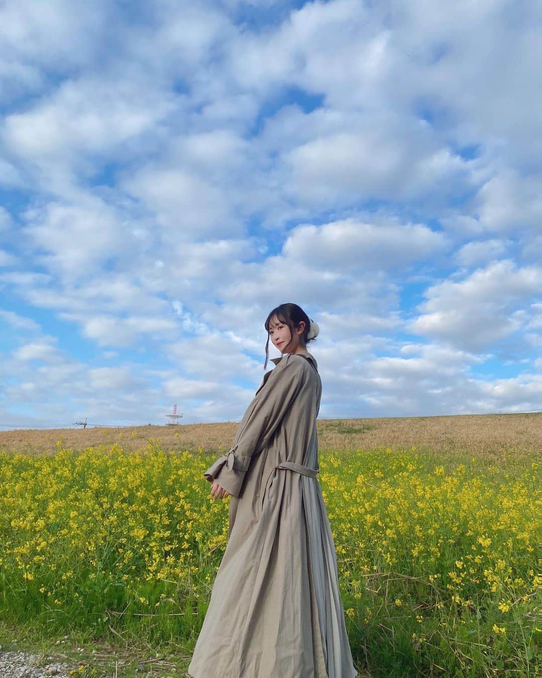 佐藤妃星さんのインスタグラム写真 - (佐藤妃星Instagram)「🌼🌼🌼  春だねぇ☁️🩵  #akb48 #佐藤妃星 #00 #菜の花 #河川敷 #🌼」4月7日 17時17分 - 8iikiichan