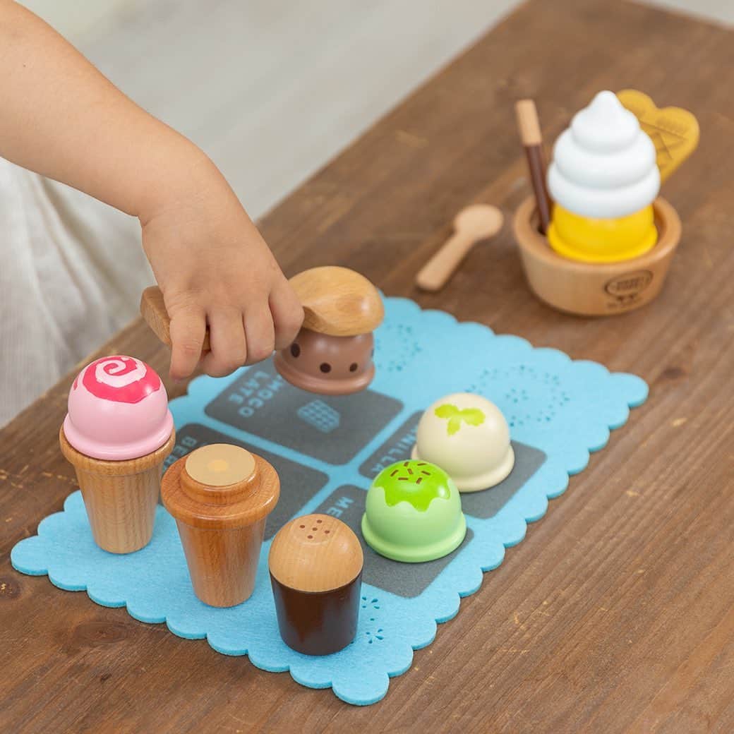 のインスタグラム：「🌳アイスたっぷりセット🌳   数量限定アイスの「ソフトクリーム＆バナナチョコアイス」と1・5歳からお遊びいただける「アイスクリームセット」 こちらをご一緒に可愛いパッケージでお届けいたします🎁  アイス・コーン・サーバーはマグネット内蔵なのでくっつけてお遊びいただけます🧲  最初はアイスとコーンで重ねて遊んで 3歳からカップで飾り付け遊びなどもお楽しみくださいね。   🍦「はじめてのおままごと アイスたっぷりセット」 https://www.woodypuddy.com/c/85887/g05-2115 ・ ・ ・ 単品購入はこちらから⬇️  🍫「はじめてのおままごと ソフトクリーム＆バナナチョコアイス」 https://www.woodypuddy.com/c/85887/sweets/g05-2182   🍨「はじめてのおままごと アイスクリームセット」 https://www.woodypuddy.com/c/85887/sweets/G05-1170 ・ ・ ・ さらにケーキやドーナツなどのスイーツをたっぷり追加した豪華セットはこちら⬇️   🍩「はじめてのおままごと スイーツパーティーセット」 https://www.woodypuddy.com/c/85887/g05-2153   ※「アイスクリームセット」以外は数量限定販売となります。 ・ ・ ・ 本日20時より直営本店にて大決算セール開始！ 当店のおもちゃをお得にご購入いただけます♪   🌸直営本店　大決算SALE 【期間】2023/04/07 (金)20:00～2023/04/16(日) 1:59   🌷楽天　お買い物マラソン 【期間】2023/04/09 (日)20:00～2023/04/16(日) 1:59         ※プロフィ－ルのリンク（@woodypuddy.japan）からもご覧いただけます。   おうち遊びのおもちゃでご検討の方、ぜひお越しください♪   #woodypuddy #ウッディプッディ #食育 #foodeducation #木育 #木のある暮らし #子供のいる暮らし #おうちあそび #おうち遊び #お家遊び #playhouse #木製 #木のおもちゃ #木製玩具 #woodentoys #木製おままごと #おままごと #積み木 #1歳誕生日 #1歳誕生日プレゼント #2歳誕生日 #2歳誕生日プレゼント #3歳誕生日 #3歳誕生日プレゼント #プレゼント #出産お祝い　 #ごっこ遊び #Pretendplay #アイスクリーム #ソフトクリーム」