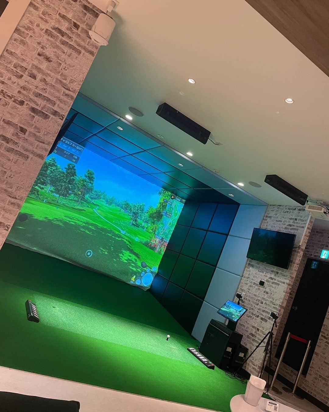 北川祐生さんのインスタグラム写真 - (北川祐生Instagram)「. GOLF ＆ BAR NUNI  never up never in  https://kantou.co.jp/golfbar_nuni/  埼玉県草加市栄町2-8-21メデテリアンブルー201 獨協大学前駅降りてすぐ！  048-969-4155  予約サイト https://www.hotpepper.jp/strJ002647516  スポンサーして頂いてる 関東サービス様がGOLF BARを出しています。  皆様、是非、食べながら飲みながらゴルフ上達しましょう⛳️🏌️‍♀️ 店内の雰囲気もとても良く楽しめますよ✨🍾  #AZEST#AZEST株式会社 #AZESTGROUP#アゼスト #元気堂本舗#駿楽 #関東サービス株式会社 #城西工業株式会社 #AVIREX#アヴィレックス #キャロウェイゴルフ #タイトリスト#FootJoy #フジクラシャフト #IOMIC #HOMMONHAKATA #バネインソール#ba2ne#BA2NE_INSOLE #長尺パター #北川祐生FANCLUB #golfbar #golf #bar #nuni #neverupneverin」4月7日 17時18分 - ykykyuki.k