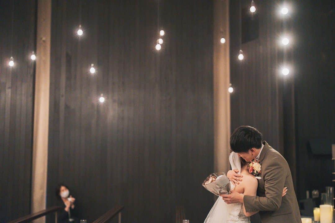 ラヴィ•ファクトリーさんのインスタグラム写真 - (ラヴィ•ファクトリーInstagram)「. 【写真で叶える結婚式】 .  たくさんの人に見守られながら過ごす挙式当日。 温かい涙も、思わず顔がしわくちゃになるほどの笑顔も 全てが忘れられない宝物に*  . —————— ラヴィファクトリー: @hiroshima_laviefactory Photographer: @tsubasa.torigoe_photography AREA:JAPAN,HIROSHIMA —————— @laviefactoryをフォローして #laviefactory #ラヴィファクトリー のハッシュタグをつけて お写真を投稿してみてくださいね✳︎ . こちらの公式IG（@laviefactory） で取り上げさせていただきます✨ . 思わず笑顔になれるハートのある 「家族写真」はラヴィクルール* >>>@laviecouleur_official . #wedding #weddingphotography #photo  #ハートのある写真 #instawedding #結婚写真 #ウェディング #ウェディングフォト #撮影指示書 #ロケーションフォト #前撮り#写真好きな人と繋がりたい #フォトウェディング #卒花 #後撮り #ウェディングニュース #前撮り小物 #前撮りフォト #前撮りアイテム #ウェディング撮影 #撮影構図 #前撮りアイディア #撮影指示書 #花嫁コーディネート #当日レポ #挙式当日 #ファーストバイト #結婚式演出」4月7日 17時29分 - laviefactory