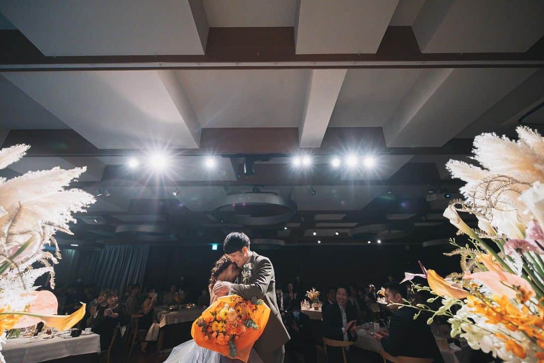 ラヴィ•ファクトリーさんのインスタグラム写真 - (ラヴィ•ファクトリーInstagram)「. 【写真で叶える結婚式】 .  たくさんの人に見守られながら過ごす挙式当日。 温かい涙も、思わず顔がしわくちゃになるほどの笑顔も 全てが忘れられない宝物に*  . —————— ラヴィファクトリー: @hiroshima_laviefactory Photographer: @tsubasa.torigoe_photography AREA:JAPAN,HIROSHIMA —————— @laviefactoryをフォローして #laviefactory #ラヴィファクトリー のハッシュタグをつけて お写真を投稿してみてくださいね✳︎ . こちらの公式IG（@laviefactory） で取り上げさせていただきます✨ . 思わず笑顔になれるハートのある 「家族写真」はラヴィクルール* >>>@laviecouleur_official . #wedding #weddingphotography #photo  #ハートのある写真 #instawedding #結婚写真 #ウェディング #ウェディングフォト #撮影指示書 #ロケーションフォト #前撮り#写真好きな人と繋がりたい #フォトウェディング #卒花 #後撮り #ウェディングニュース #前撮り小物 #前撮りフォト #前撮りアイテム #ウェディング撮影 #撮影構図 #前撮りアイディア #撮影指示書 #花嫁コーディネート #当日レポ #挙式当日 #ファーストバイト #結婚式演出」4月7日 17時29分 - laviefactory