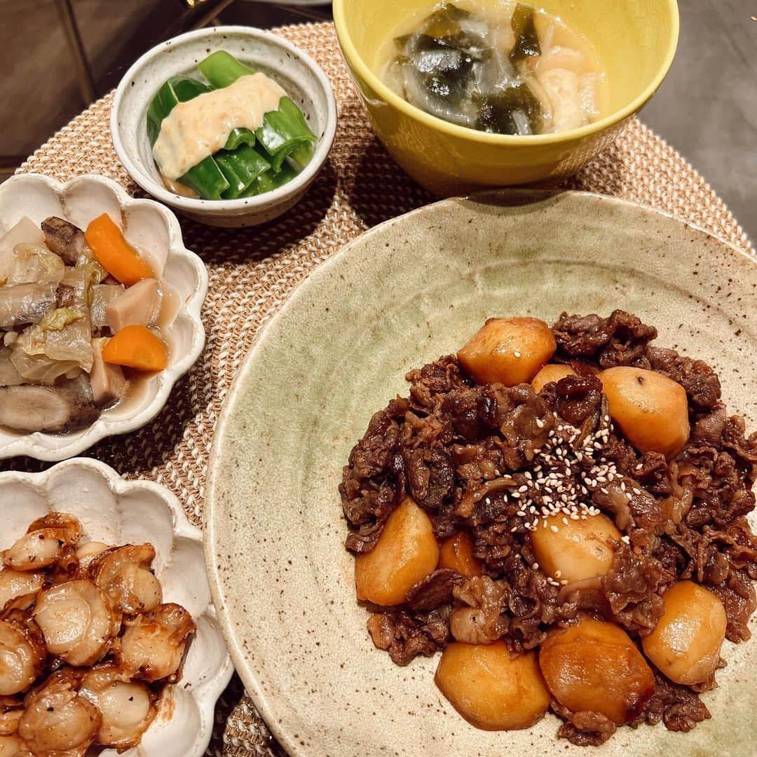 浪花ほのかさんのインスタグラム写真 - (浪花ほのかInstagram)「とある日の夜ご飯🌙🍚 ・牛肉とじゃがいもの炒め物 ・ホタテバター ・お野菜煮 ・生野菜のピーマン ・わかめのお味噌汁  じゃがいもには、ビタミンCも豊富でマグネシウムも多く含まれています🥔 マグネシウムは骨や歯を丈夫にしてくれる働きがあるので、怪我予防にも！！ ホタテも色々な栄養素がたっぷり入ってるのでおすすめ！！🤐    #夜ご飯 #簡単レシピ #おうちごはん #牛肉レシピ  #今日の献立」4月7日 17時21分 - nnwhnk