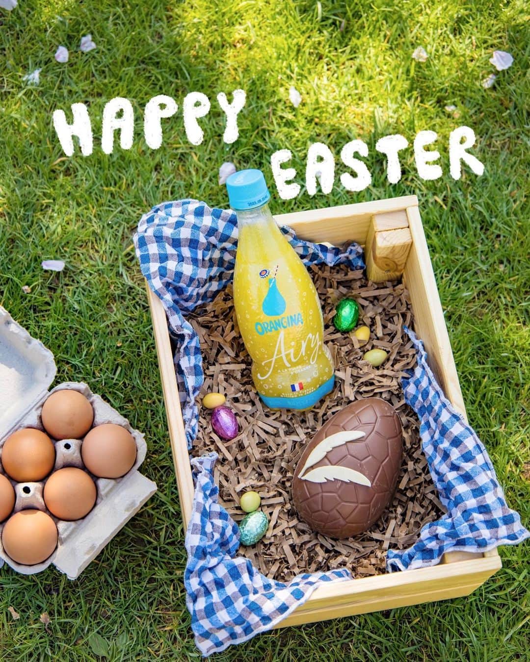 Orangina オランジーナ公式のインスタグラム：「Bonjour 🇫🇷  今週日曜日4月9日は、復活祭⭐️ 英語では、イースター フランス語🇫🇷では、Paques(パック) と呼ばれる、春の大切な祝日です。  生命や復活、豊穣を表す卵は🥚 イースターエッグと呼ばれる、復活祭のシンボル。 卵を形どったチョコレートが 街のパン屋さんやショコラティエに並びます。  フランスでは イースターの翌日の月曜日もお休みになるので 家族で集まって、時間を過ごします。  みんなが集まると 飲みたくなるのはオランジーナ❗️🍊 可愛いチョコレートと一緒にいただきます🍫  #orangina #oranginaairy #france #soda #オランジーナ #フランス生まれ #炭酸飲料 #フランス #オレンジ #休憩 #withオランジーナ #イースター #復活祭 #easter #eastereggs #pâques #イースターエッグ #チョコレート #chocolate」