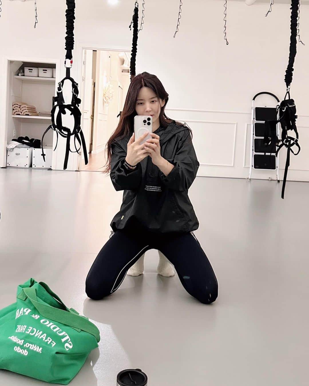 パク・ソルミのインスタグラム：「🌿 -했다.운동 -스튜디오 살짝 손보고 -가는길에 고양이에게 말도 걸어보고..  -이제 애들 데릴러 가야지!!   #오운완 #번지피트니스」