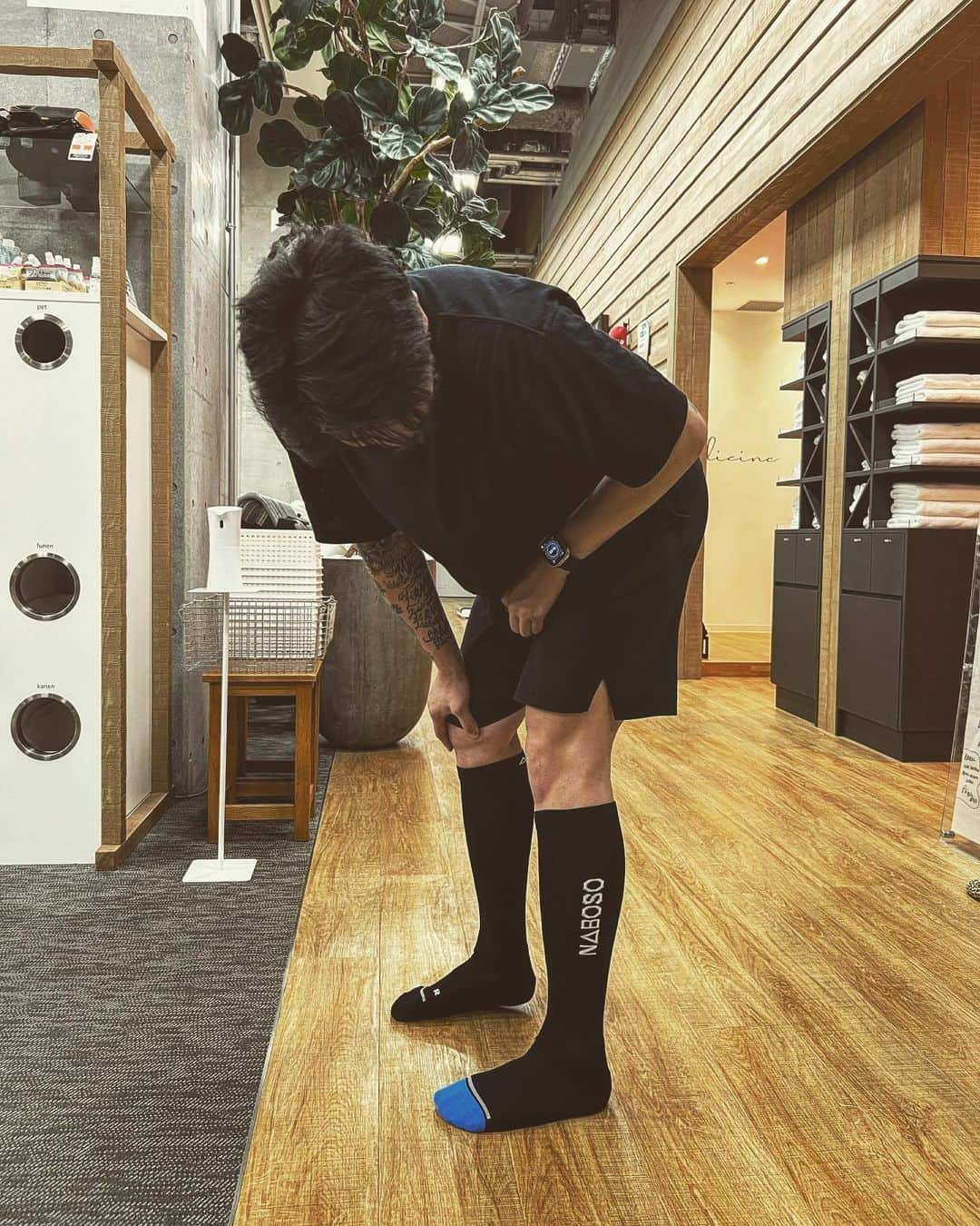 佐々木明さんのインスタグラム写真 - (佐々木明Instagram)「重力がある以上大概のスポーツにとって 情報伝達のスタートは足裏が最初でこの足の裏のフィーリング一つで本来ターゲットとしている関節や筋肉のパックや可動のスムースさのトレーニングクオリティが変わると言えると思います。 それ程までに大切って事なんだけど ナボソのマットを最初に使って直後から意識を通せなかったパーツに意識を通せた時にこれほどまでか。と驚いたものです。  簡単にいうと足裏に物凄く細かい突起があり足裏の神経を刺激する事で 感覚を高めて連動まで繋げパフォーマンスを高くするというよりは 本来の持っている可能性を引き出すものですね。  このソックス、内側が僕が普段使っているナボソマットと同じく足裏を細かな刺激を与えるように作られています。  トレーニングの時もこれを使えば正しく反応させたい身体のメカニズムを大きく助けてくれるアイテムだと思います。  スキーヤーのオフの時期 こういったトレーニングはとても大切。 皆さんもチェックした方がいい！  繋がるんだよなぁ。 細かいところが繋がるんだよなぁ。 神経の伝達ってほんと大事。」4月7日 17時27分 - akiraexploring