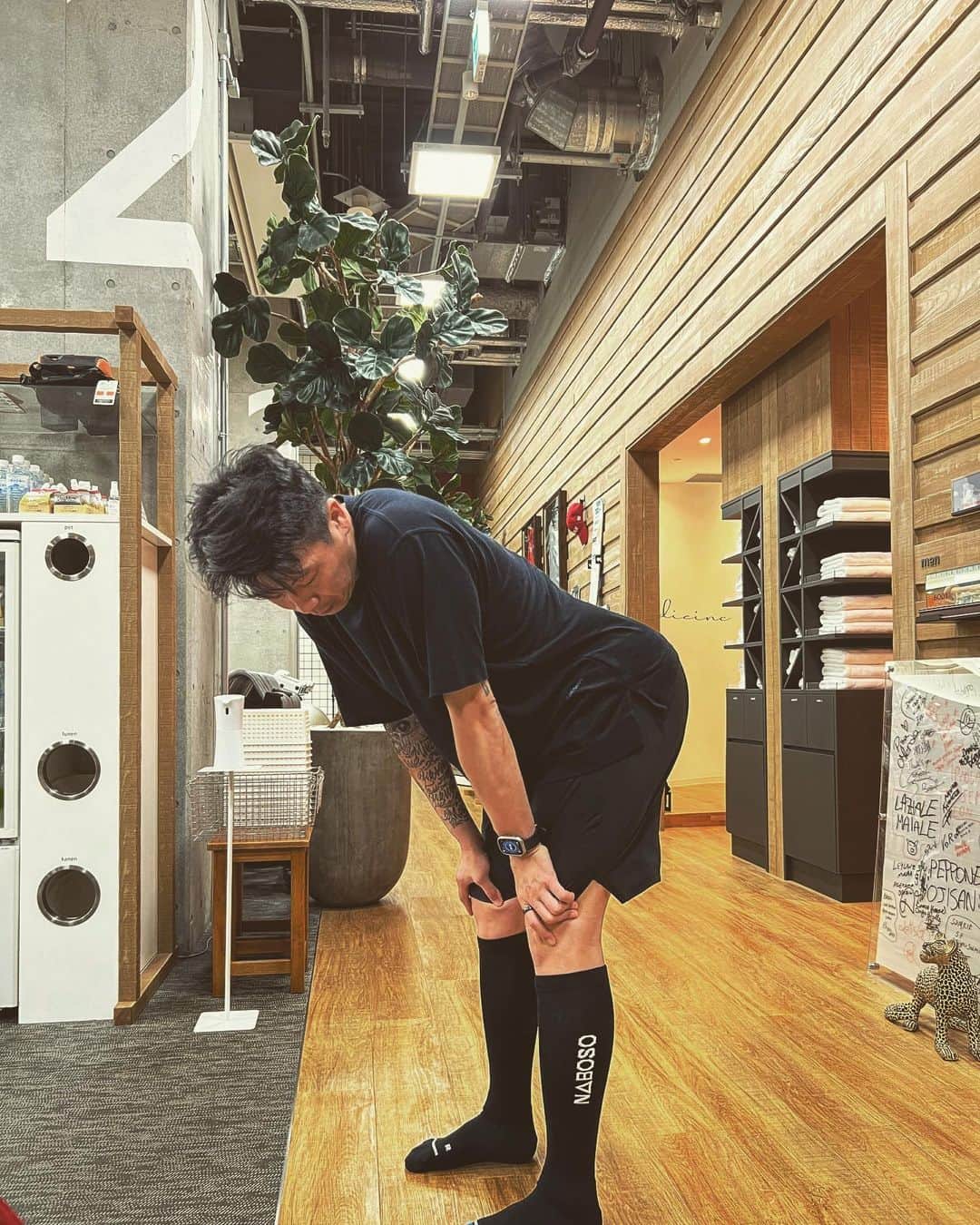佐々木明のインスタグラム：「重力がある以上大概のスポーツにとって 情報伝達のスタートは足裏が最初でこの足の裏のフィーリング一つで本来ターゲットとしている関節や筋肉のパックや可動のスムースさのトレーニングクオリティが変わると言えると思います。 それ程までに大切って事なんだけど ナボソのマットを最初に使って直後から意識を通せなかったパーツに意識を通せた時にこれほどまでか。と驚いたものです。  簡単にいうと足裏に物凄く細かい突起があり足裏の神経を刺激する事で 感覚を高めて連動まで繋げパフォーマンスを高くするというよりは 本来の持っている可能性を引き出すものですね。  このソックス、内側が僕が普段使っているナボソマットと同じく足裏を細かな刺激を与えるように作られています。  トレーニングの時もこれを使えば正しく反応させたい身体のメカニズムを大きく助けてくれるアイテムだと思います。  スキーヤーのオフの時期 こういったトレーニングはとても大切。 皆さんもチェックした方がいい！  繋がるんだよなぁ。 細かいところが繋がるんだよなぁ。 神経の伝達ってほんと大事。」